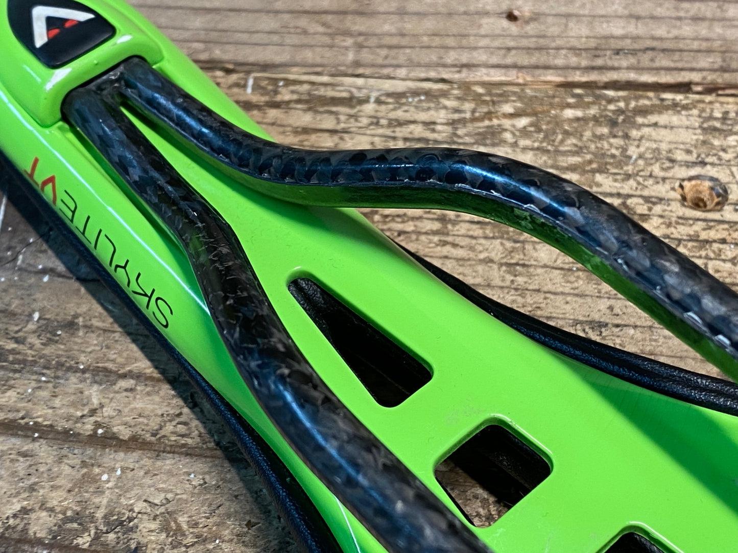 IY062 アスチュート ASTUTE SKYLITE VT サドル 黒 緑 138mm CARBONIOレール