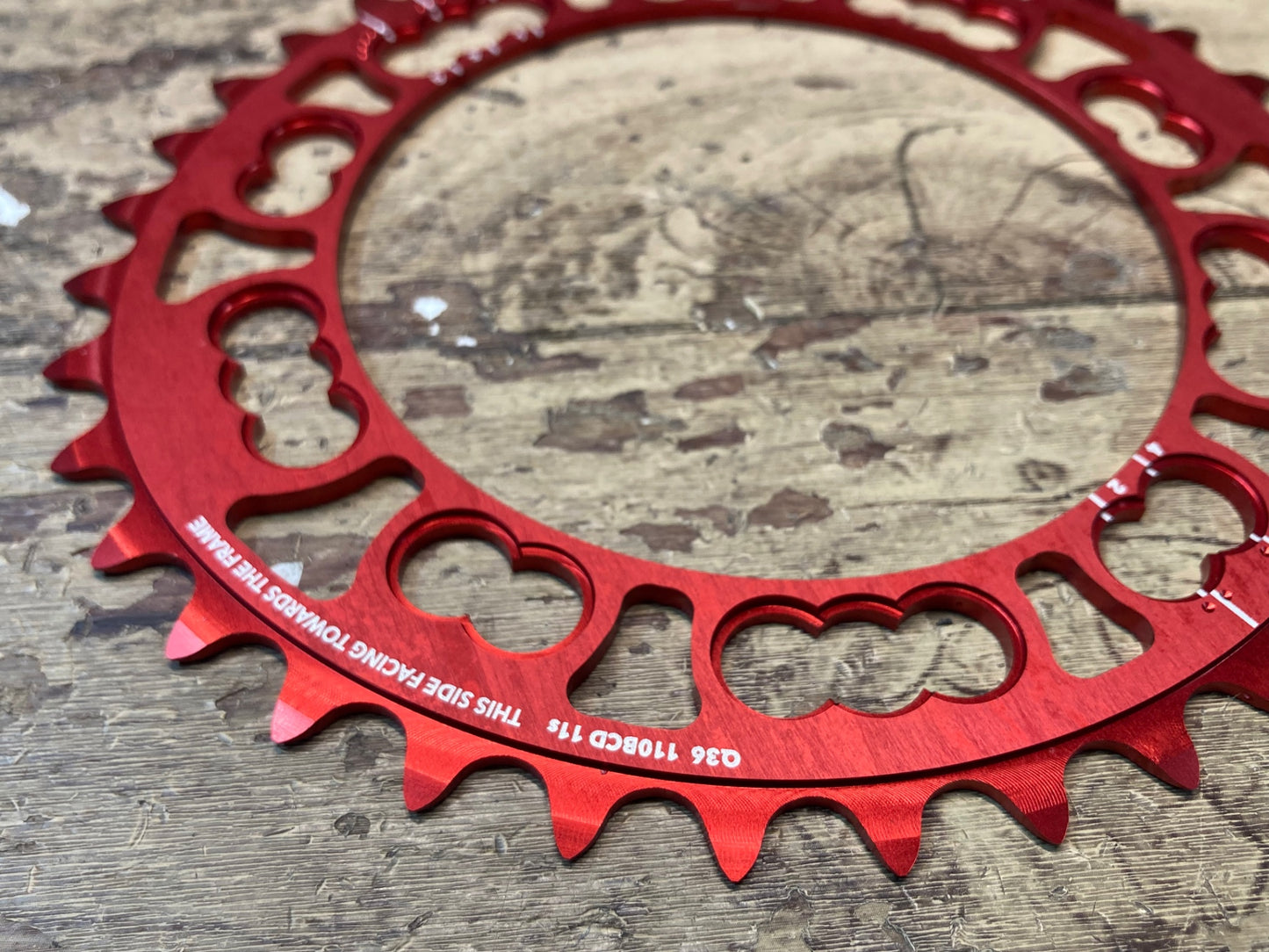 IE820 ローター ROTOR QRINGS 36T RED 楕円チェーンリング