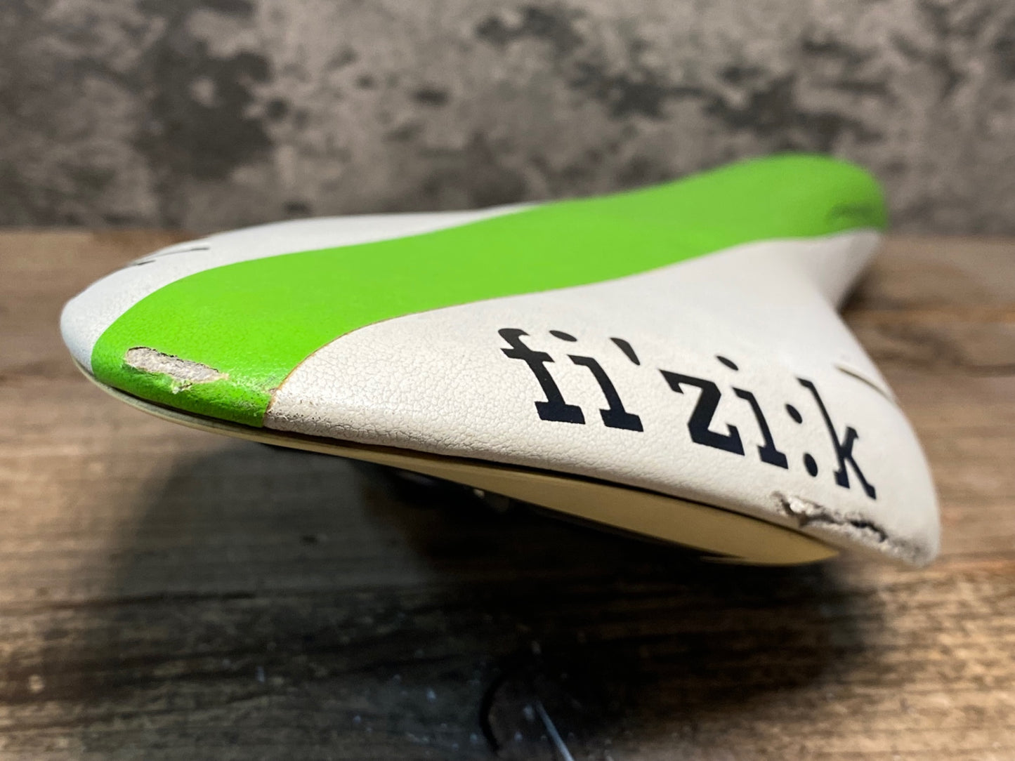 IT556 フィジーク fizik アリオネ ARIONE R3 白緑 kiumレール 破れ 125mm