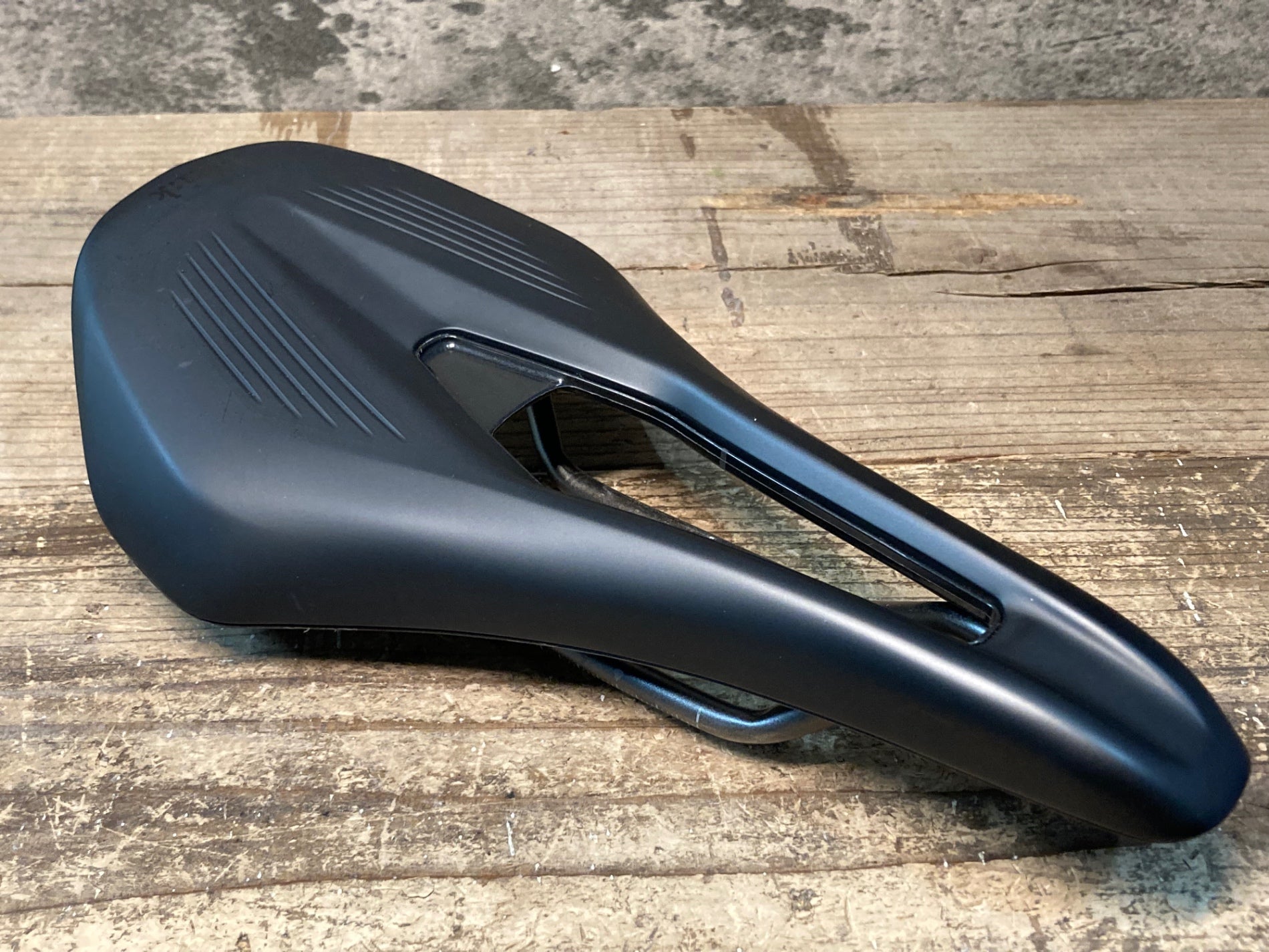 IY466 フィジーク fizik アルゴ ARGO VENTO R3 サドル 140mm