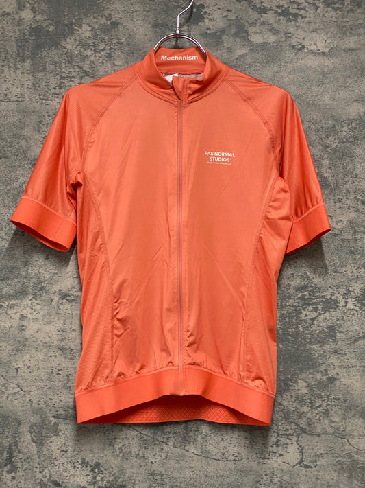 JC409 パスノーマルスタジオ Pas Normal Studios | Men's Mechanism Jersey 半袖 サイクルジャージ コーラル L