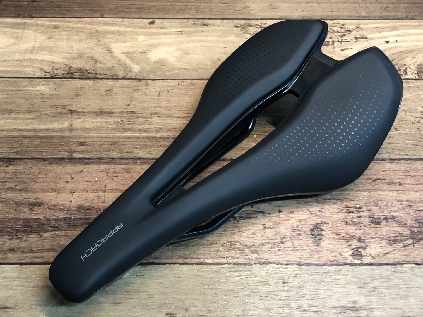 IQ961 ジャイアント GIANT APPROACH サドル 黒 スチールレール