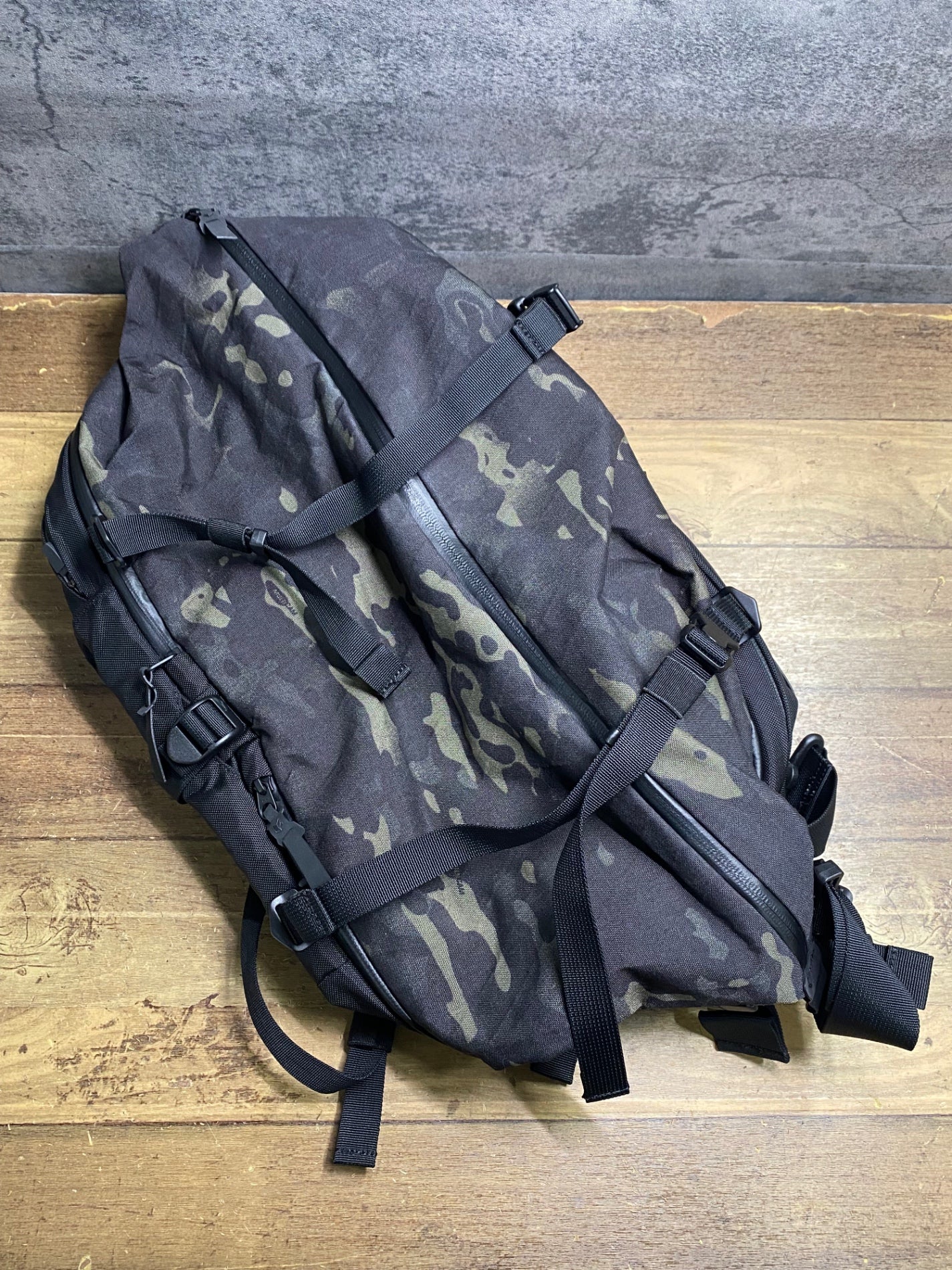 IY040 コードオブベル CODEOFBELL CROSSPACK-L ボディーバック メッセンジャーバック 迷彩