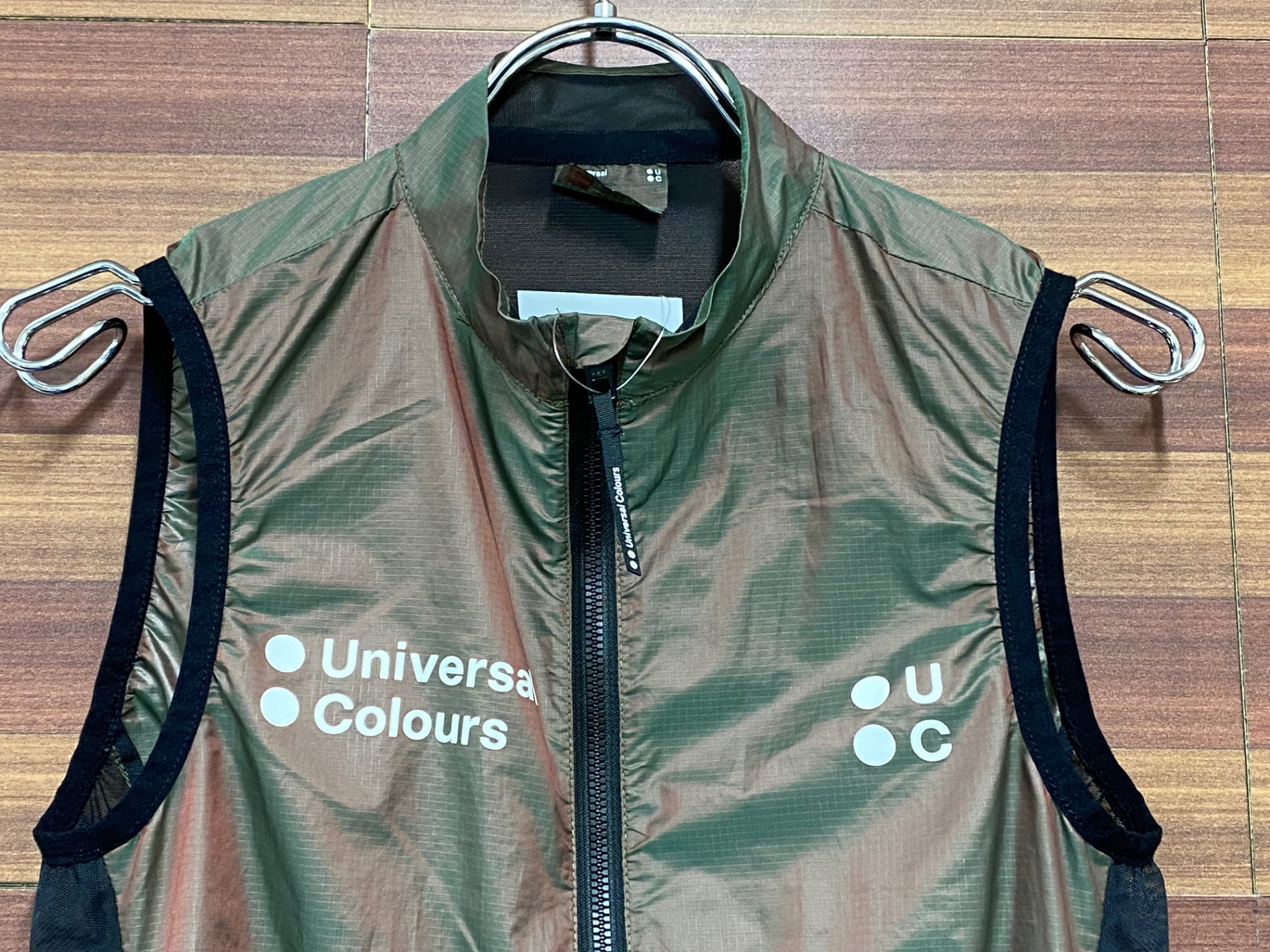 universal colours ジレユニバーサルカラーズ