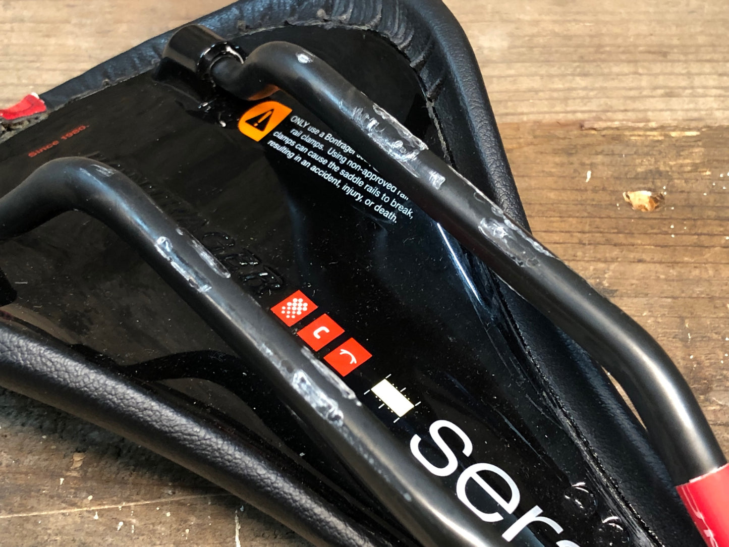 IN118 ボントレガー BONTRAGER セラーノ プロ SERANO RXL サドル カーボンレール 黒赤