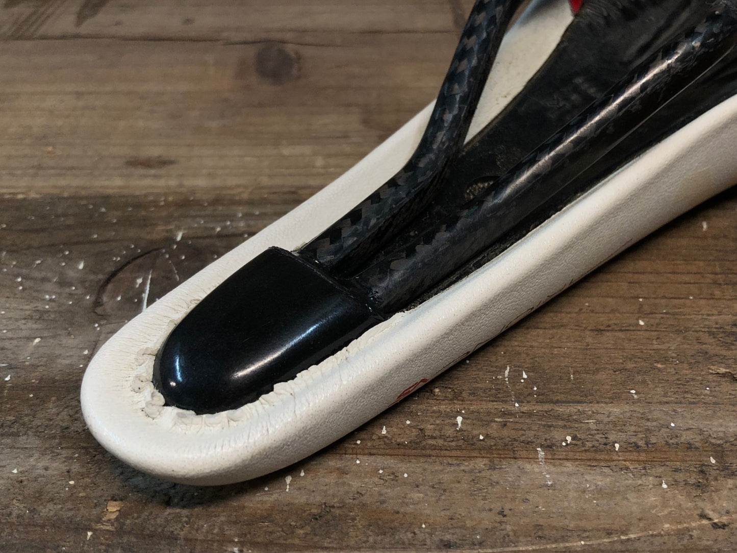 IN473 フィジーク fizik アリオネ ARIONE VS サドル 白赤 カーボンレール