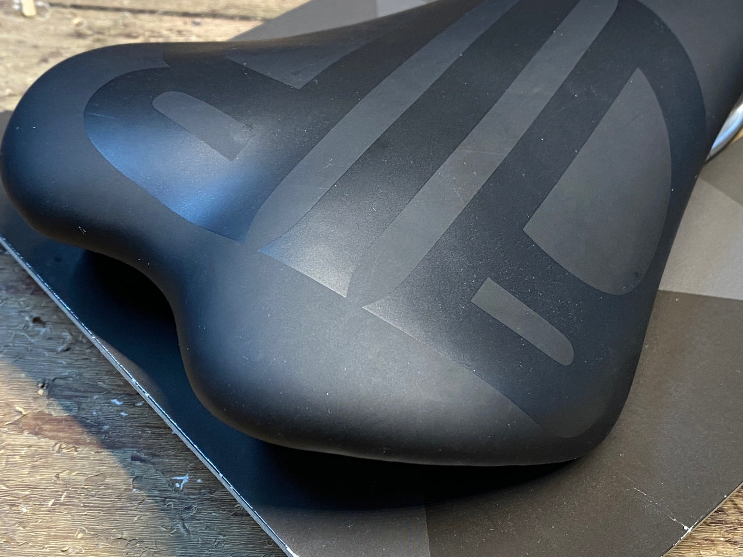 HZ629 BLB STEALTH SADDLE サドル 黒 クロモリレール 132mm