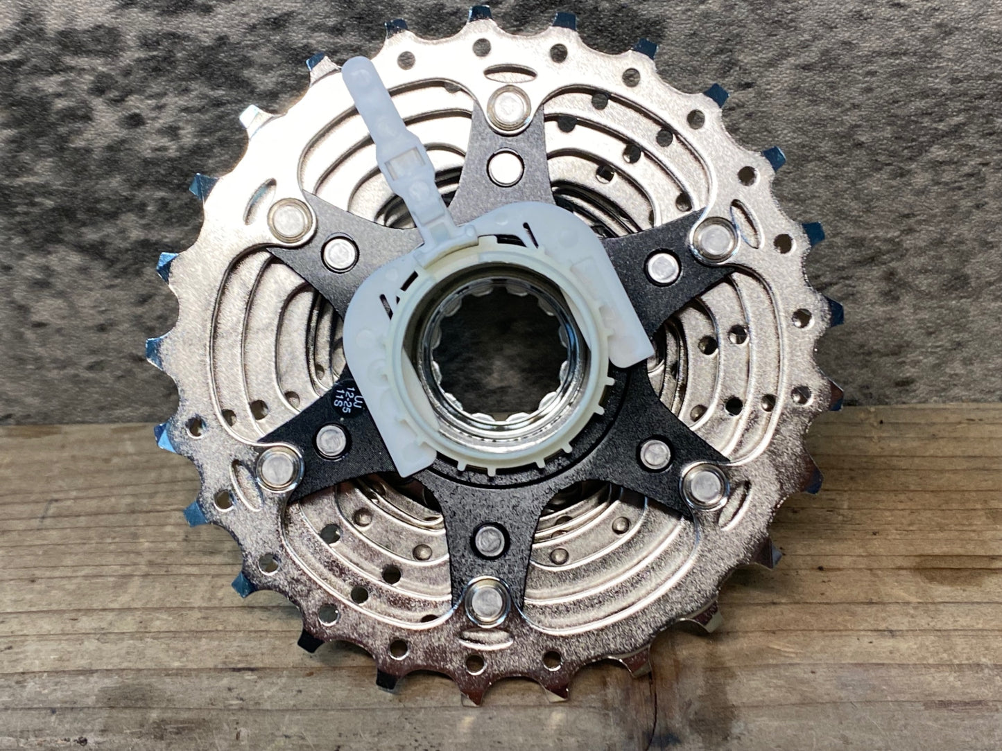 IY095 シマノ SHIMANO 105 CS-R7000 スプロケット 12-25T 11S 未使用品