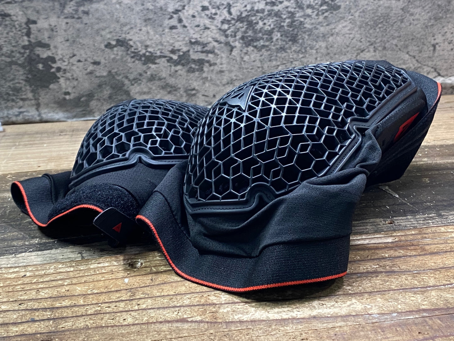 IQ856 ダイネーゼ DAINESE ニープロテクター 黒 L