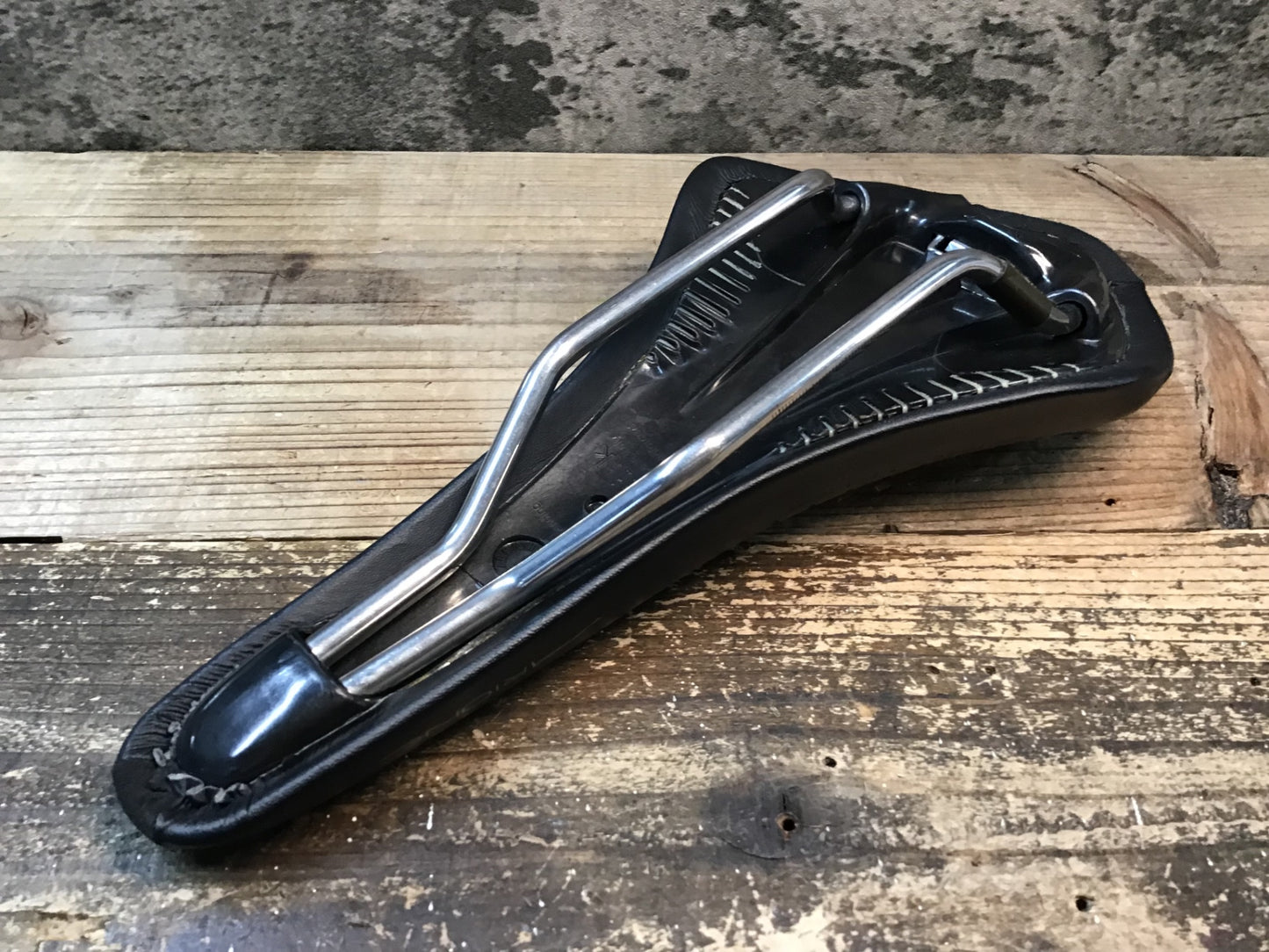 JB239 フィジーク fizik アリオネ ARIONE WING FLEX サドル 黒 135mm kiumレール