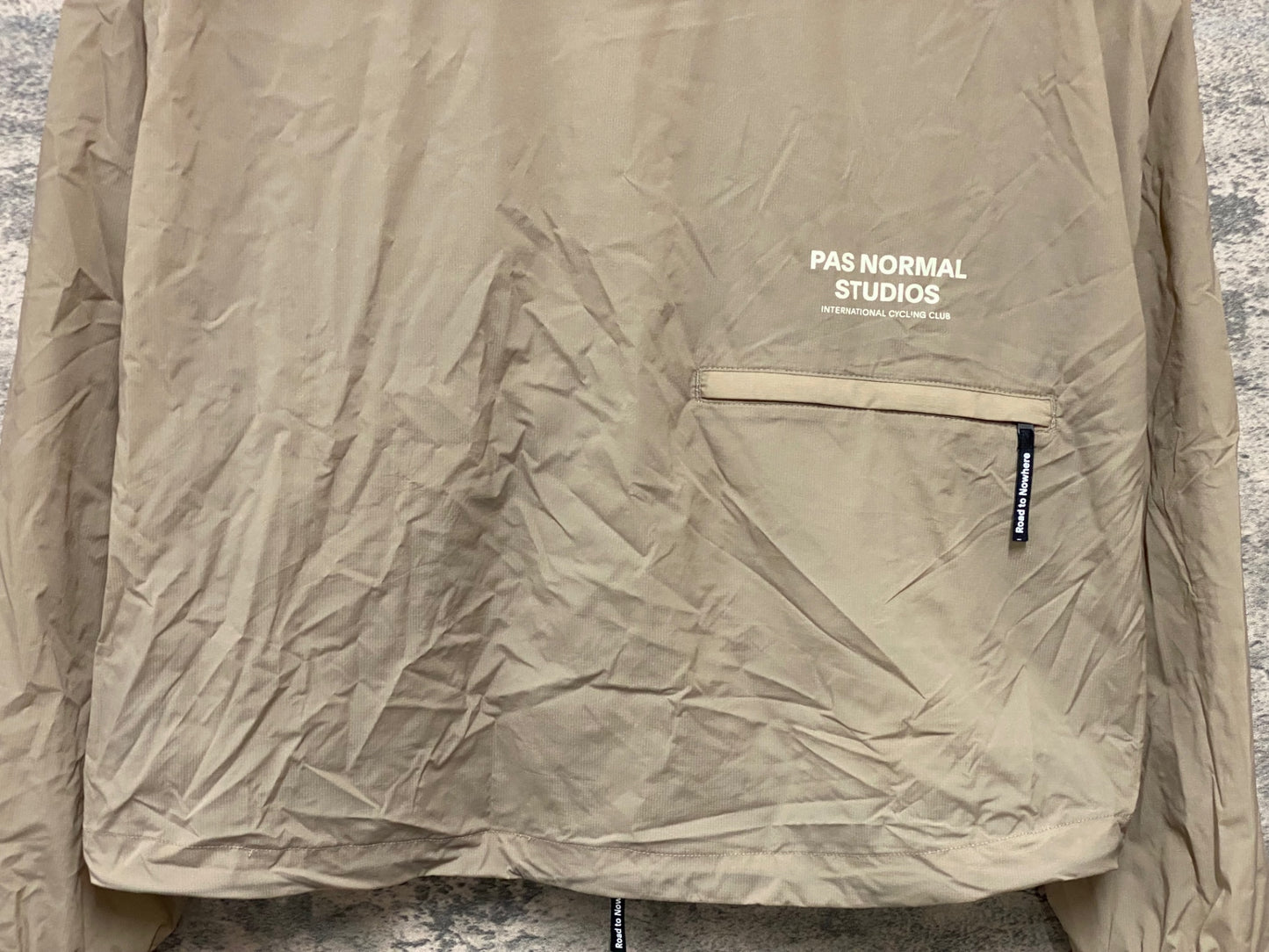 JD967 パスノーマルスタジオ PAS NORMAL STUDIOS R.T.N. フーディ 長袖 ウィンドブレーカー サイクルジャケット 薄茶 M