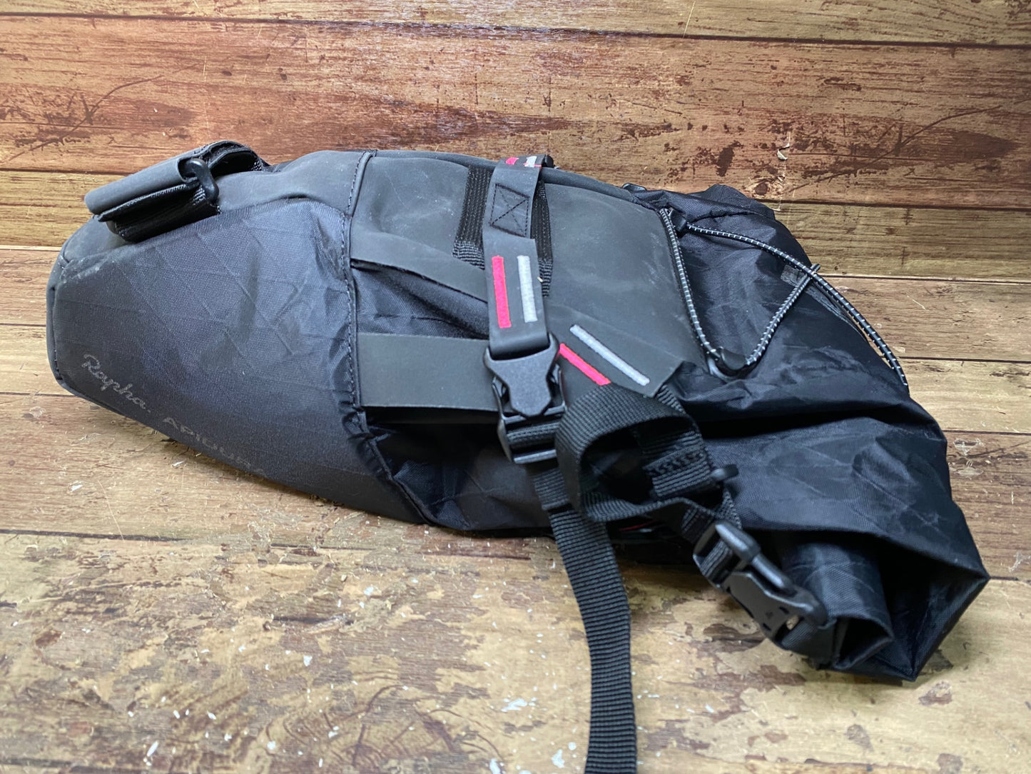 IL652 アピデュラ ラファ APIDURA Rapha サドルバッグ 黒 ピンク