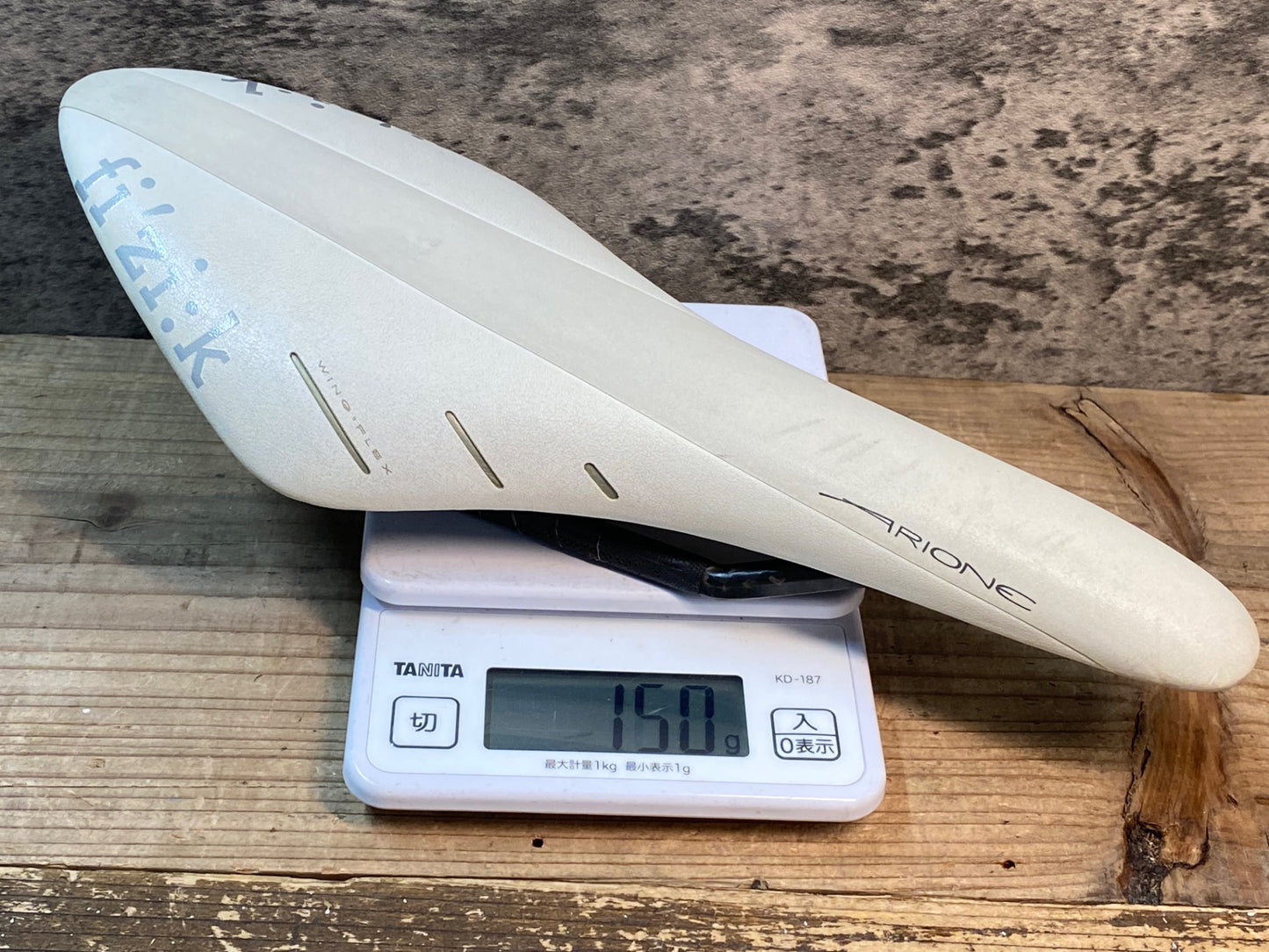 IZ367 フィジーク Fizik アリオネ ARIONE R1 カーボンレール サドル ホワイト