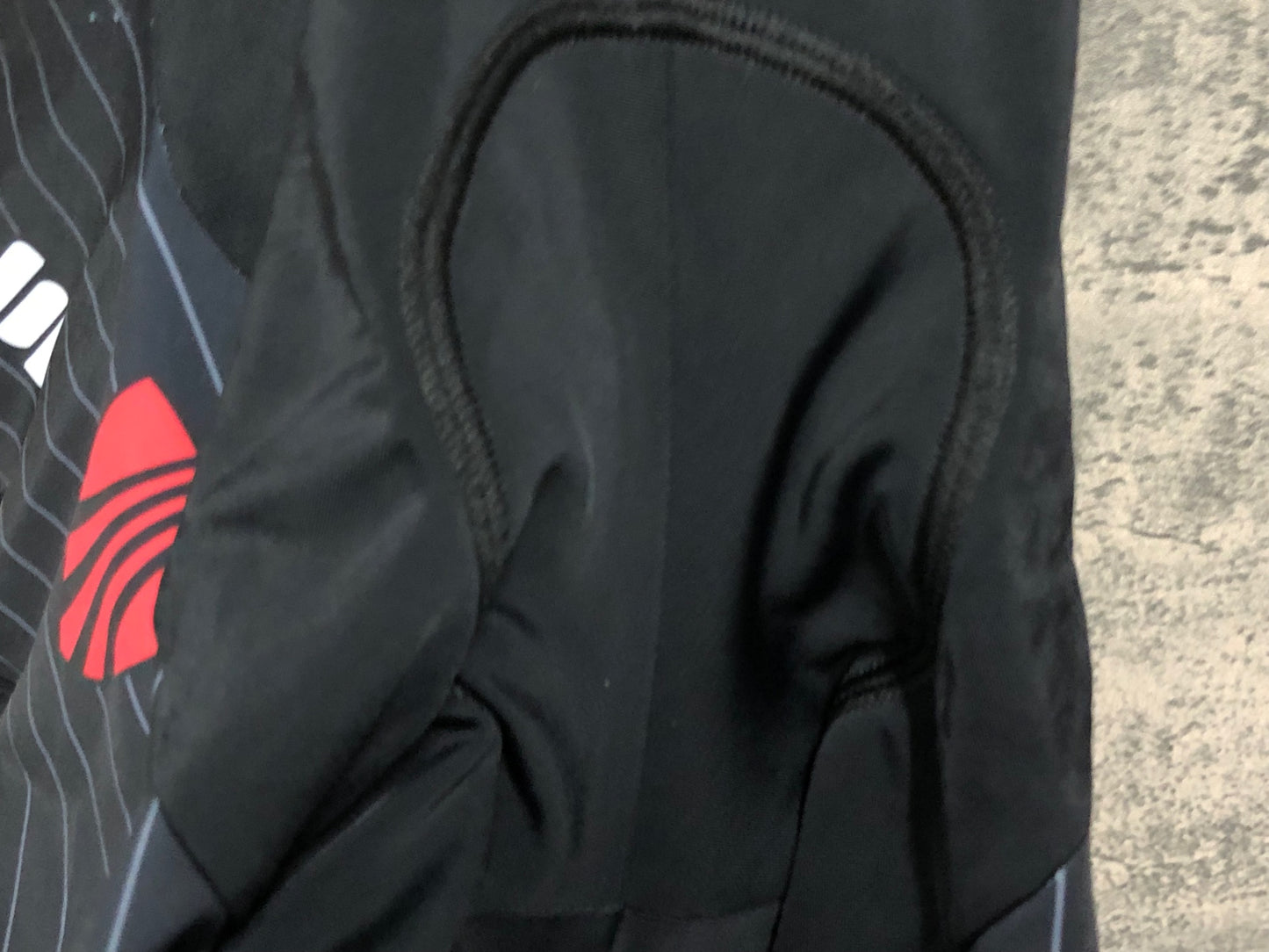 IZ890 スポーツフル sportful ビブショーツ 黒 M TREK Segafredo ※パッド内側汚れ