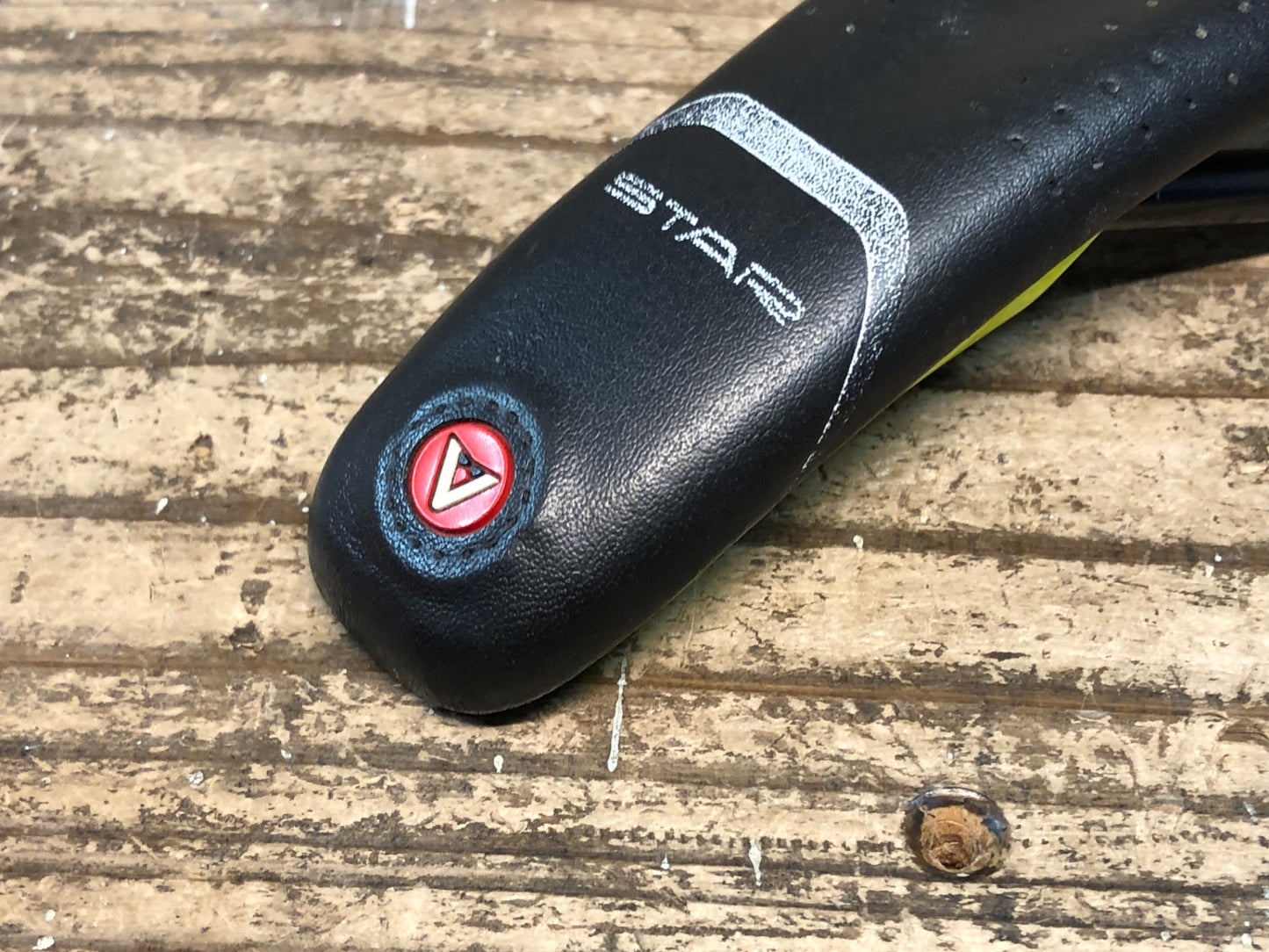 JA427 アスチュート ASTVTE STAR サドル 黒 黄 TITANVレール