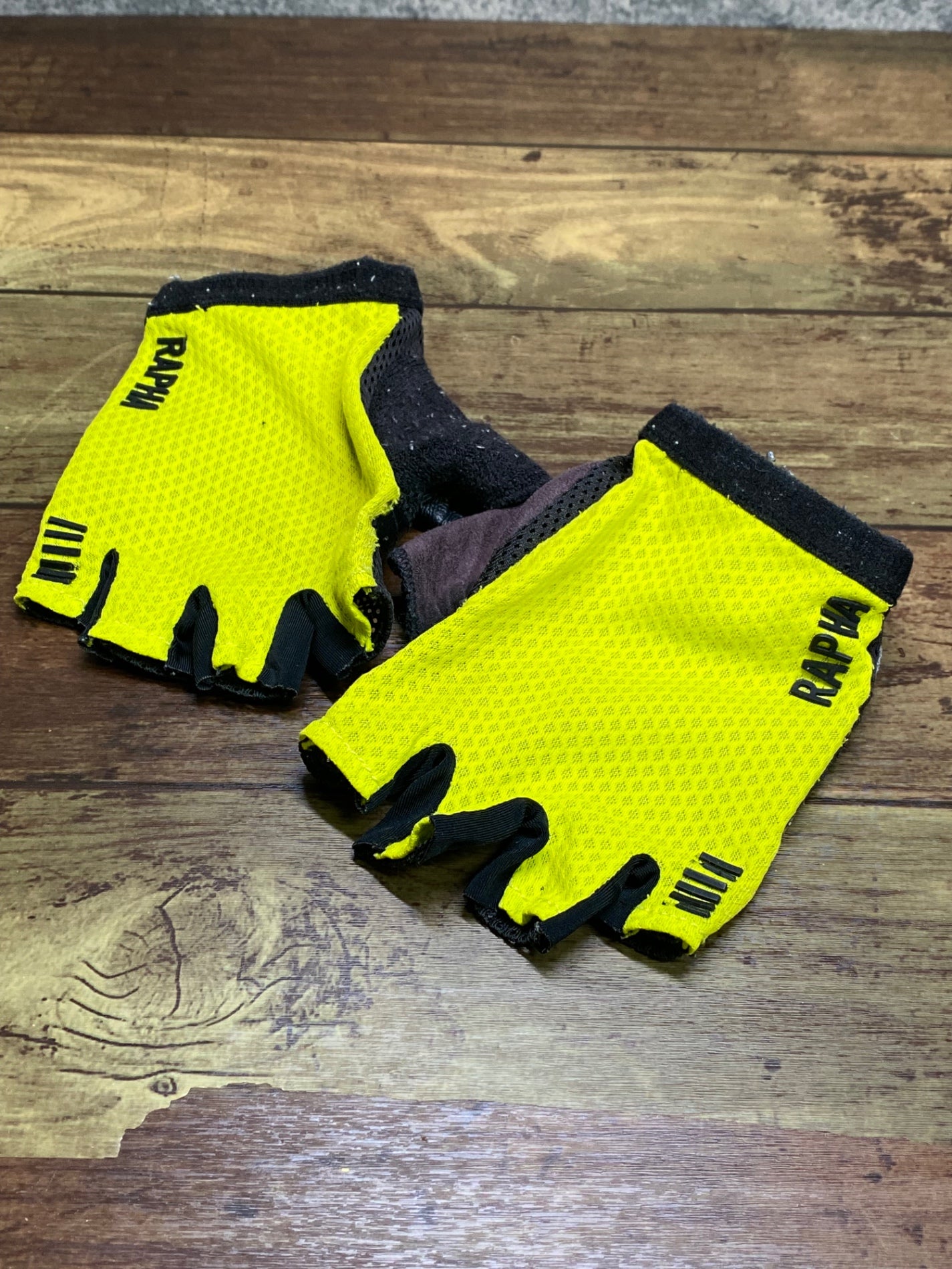 IO702 ラファ Rapha 指切り グローブ 黒 黄 ※サイズ不明、毛玉