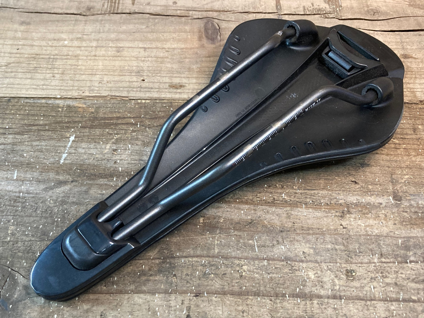 IO858 フィジーク fizik アリオネ ARIONE R3 ヴァーサス VERSUS evo サドル 黒 REGULAR 128mm kiumレール