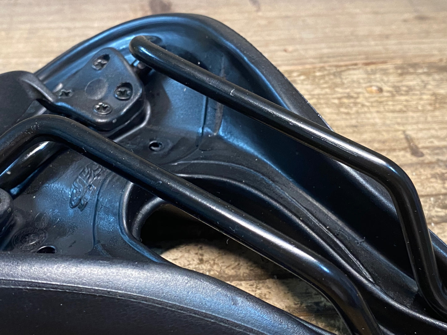 IW321 SMP TRK サドル 黒