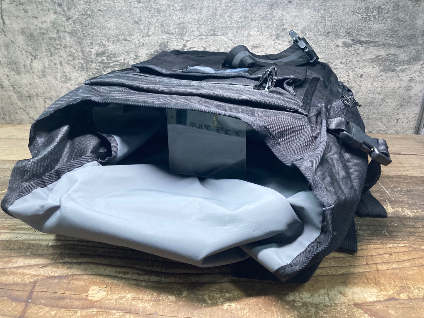 IU084 クローム CHROME WARSAW MEDIUM BACKPACK リュック バックパック 黒