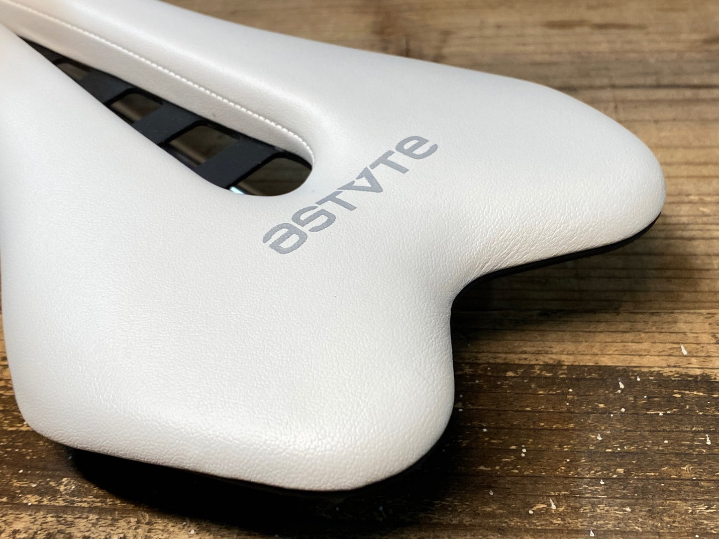 IY757 アスチュート ASTVTE スカイライン SKYLINE VT サドル TITANVレール 白 実測138mm