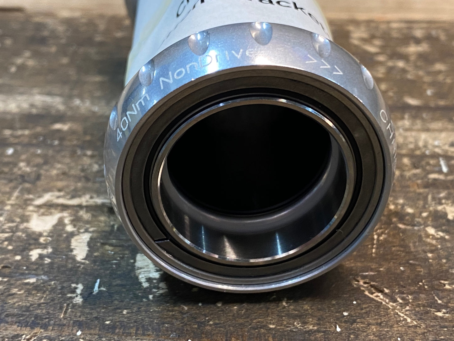 IY764 クリスキング CHRIS KING threadfit24 ボトムブラケット BB シルバー