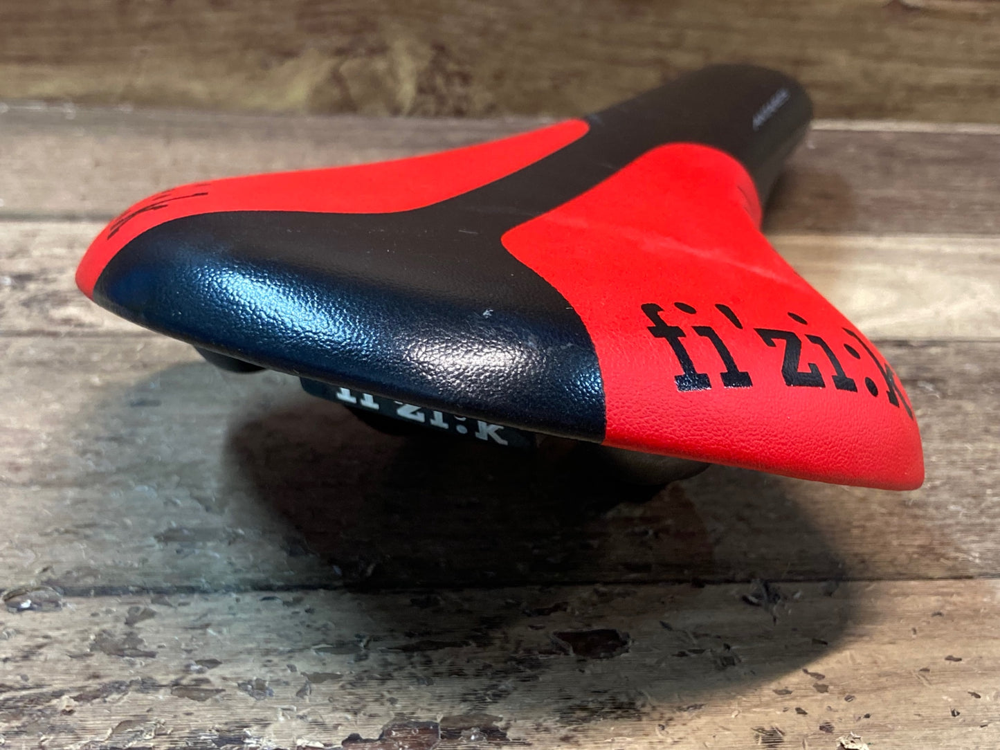IL835 フィジーク fizik ANTARES R5 サドル 黒赤 S-ALLOYレール