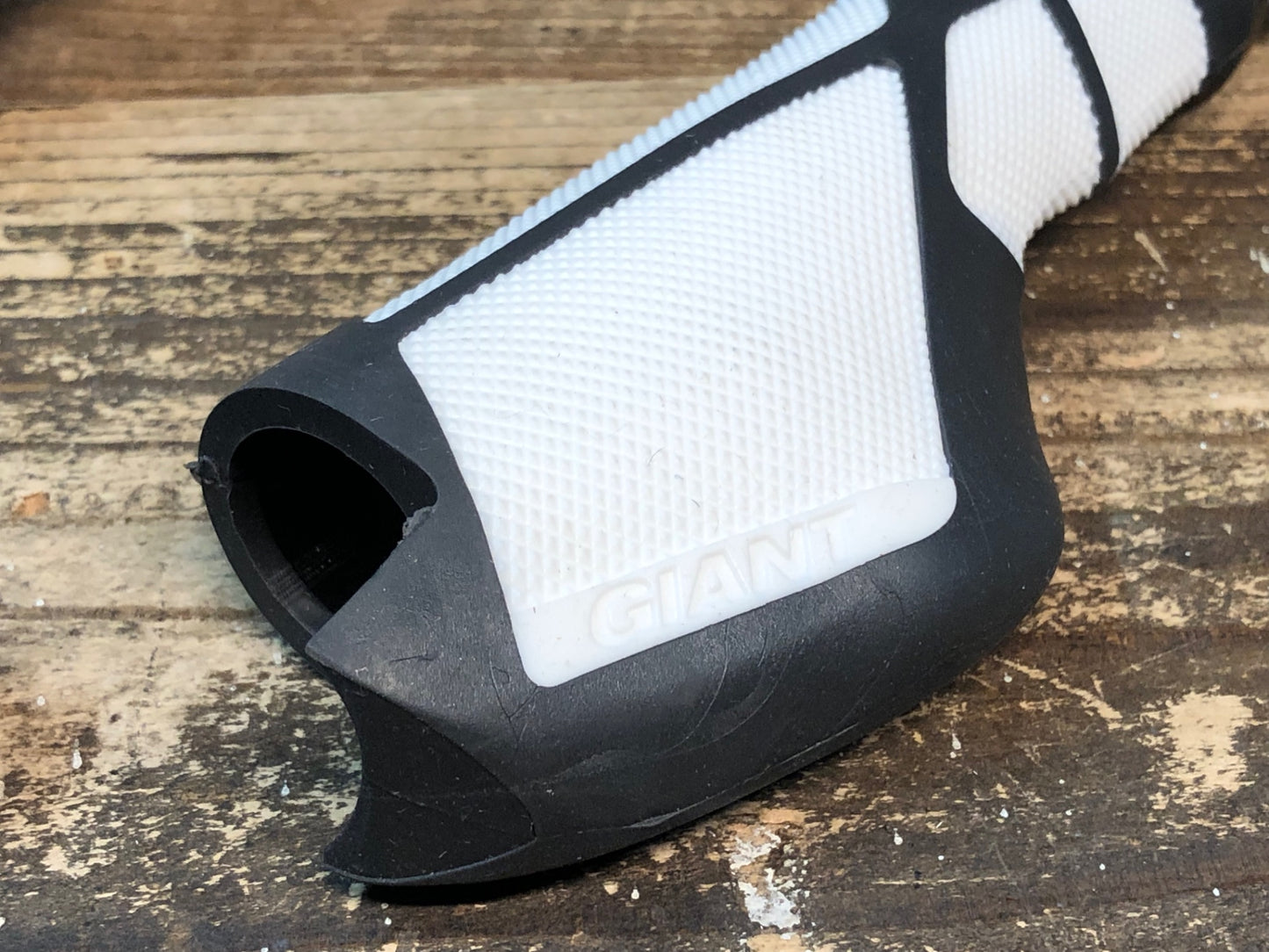 IW069 ジャイアント GIANT ERGO MAX PLUS LOCK-ON GRIP 白