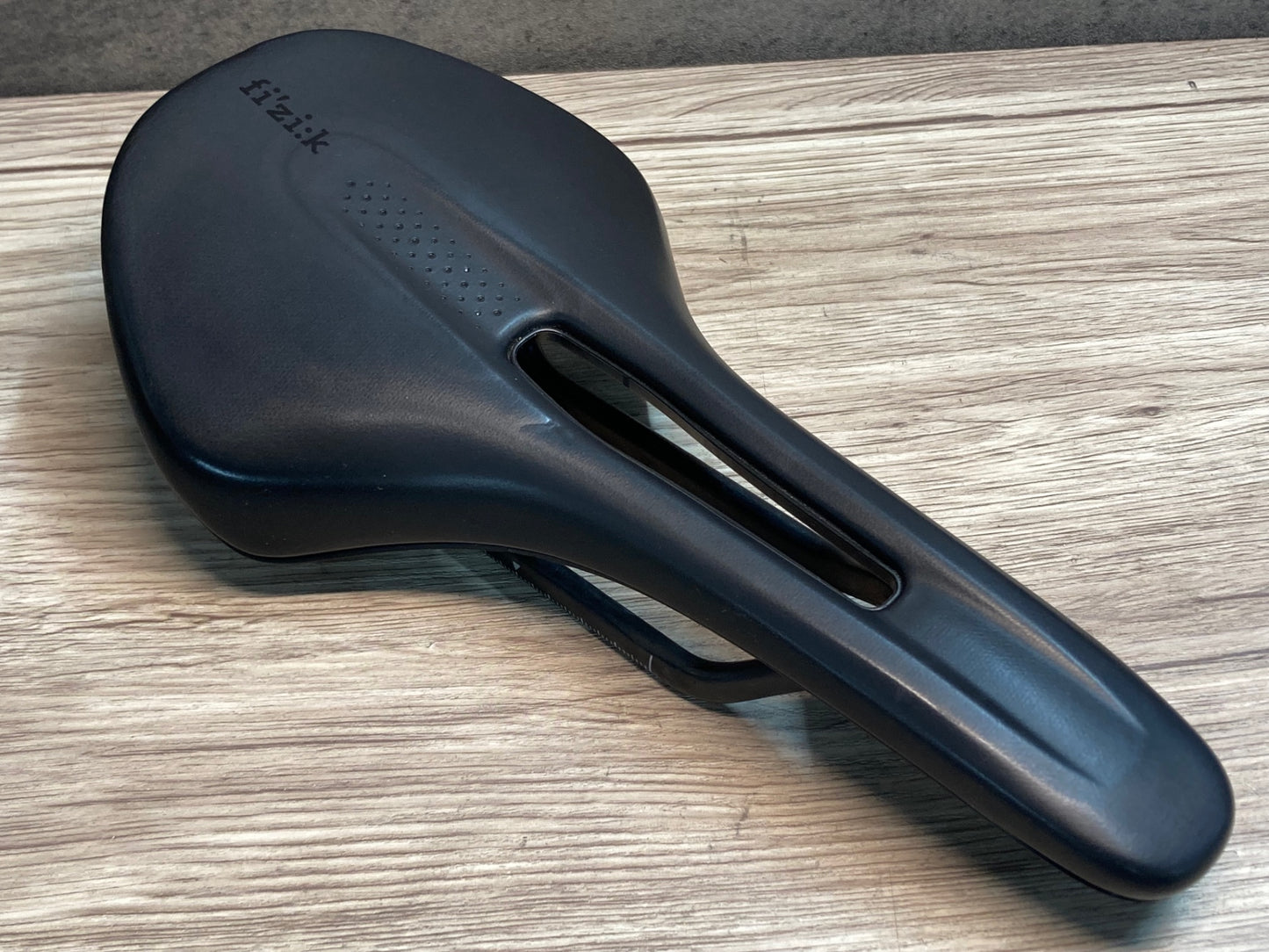 IX082 フィジーク fizik VENTO ANTARES R1 サドル 黒 カーボンレール