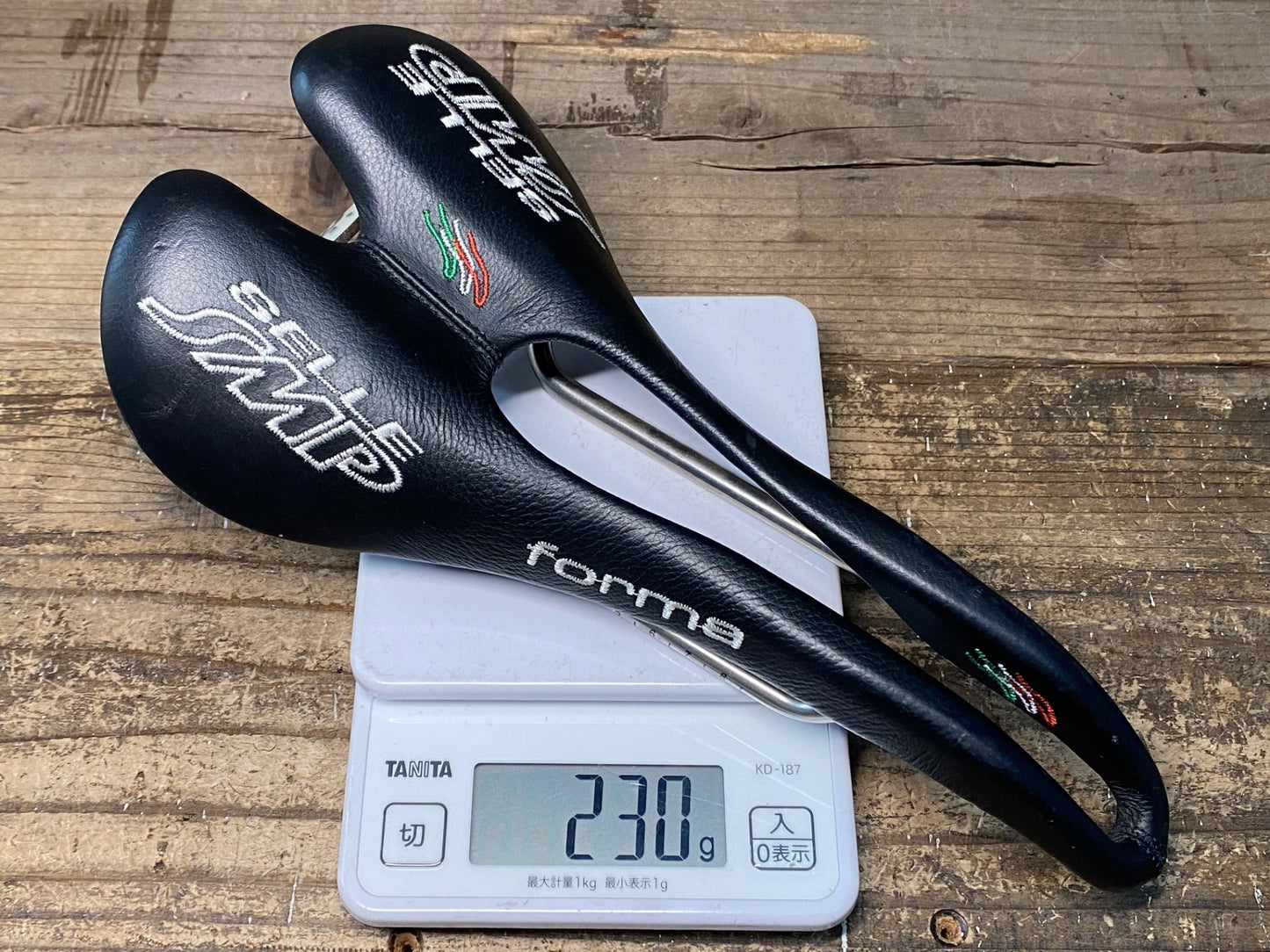 IZ945 SELLE SMP フォーマ FORMA サドル ステンレスレール 黒 表皮傷