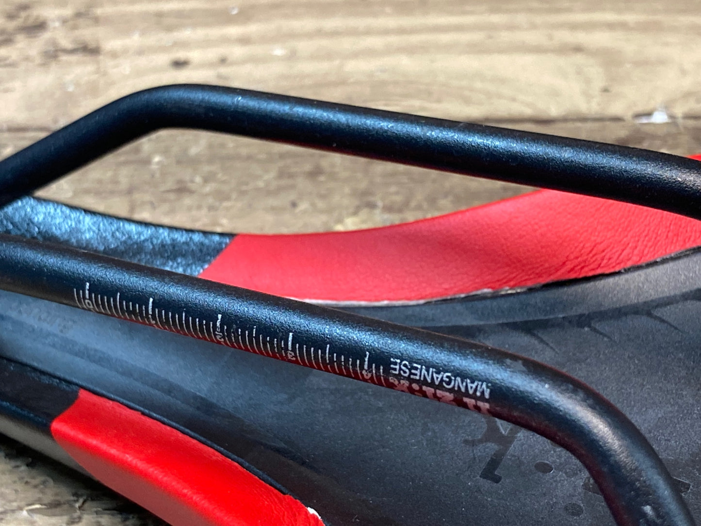 IL835 フィジーク fizik ANTARES R5 サドル 黒赤 S-ALLOYレール