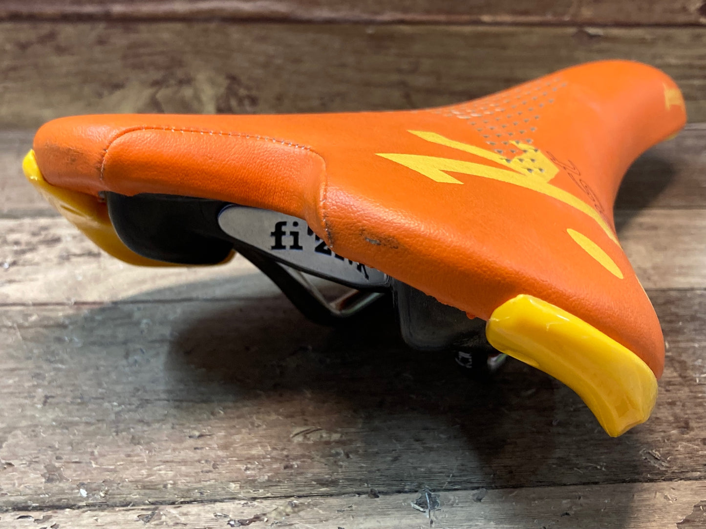 IL834 フィジーク fizik ALIANTE δ R3 サドル オレンジ TEST kium レール