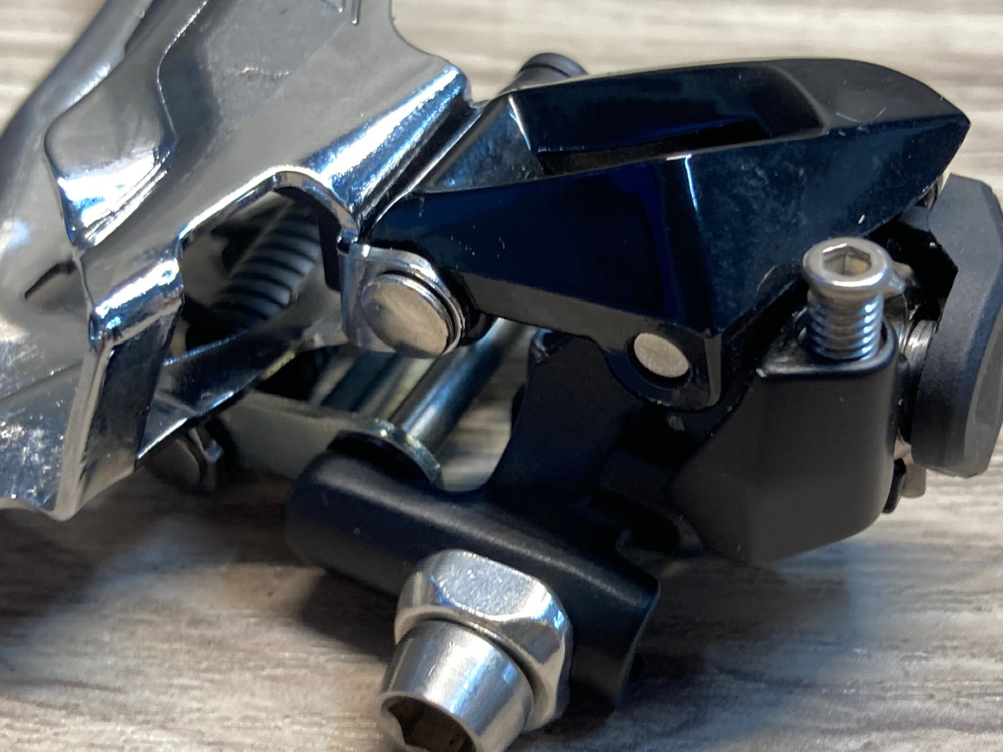 IZ825 シマノ SHIMANO 105 FD-R7000 フロントディレイラー 直付