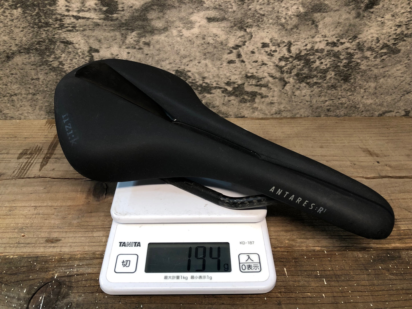 IN481 フィジーク fizik アンタレス ANTARES R1 OPEN CARBON BRAIDED サドル 140mm