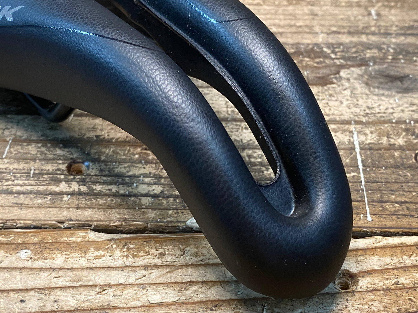 IW321 SMP TRK サドル 黒