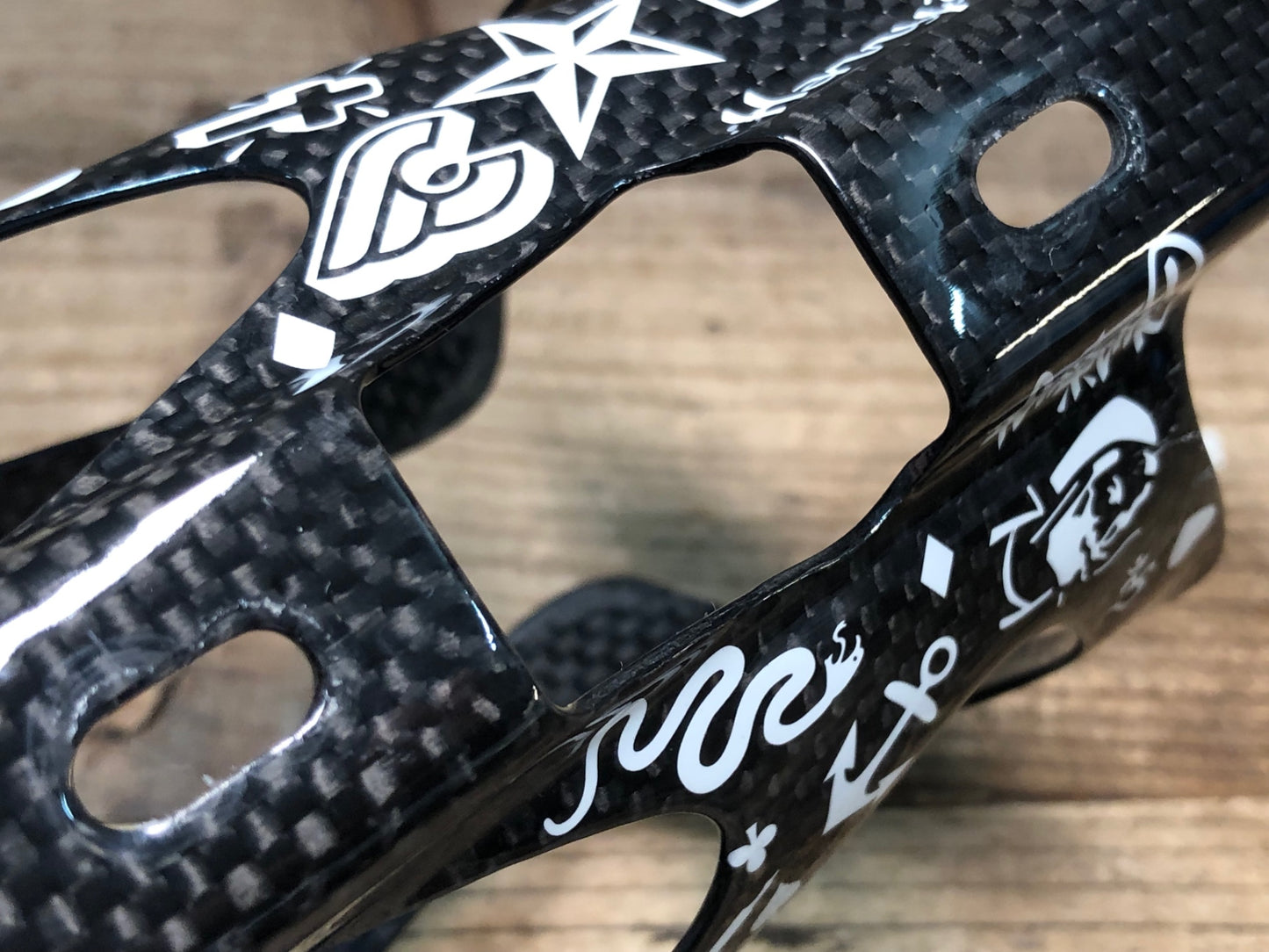 JB933 チネリ cinelli HARRYS BOTTLE CAGE MIKE GIANT マイクジャイアント カーボン ボトルケージ 黒白 2個セット
