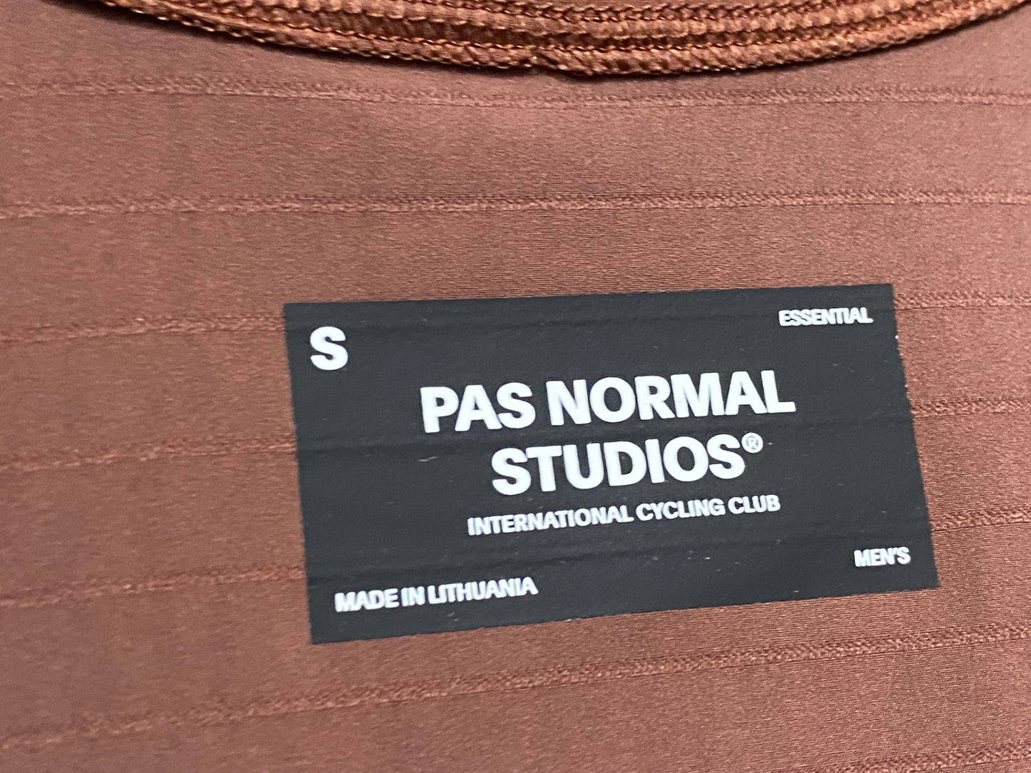JC439 パスノーマルスタジオ Pas Normal Studios | Men's Essential Light Jersey 半袖 サイクルジャージ ブリック S