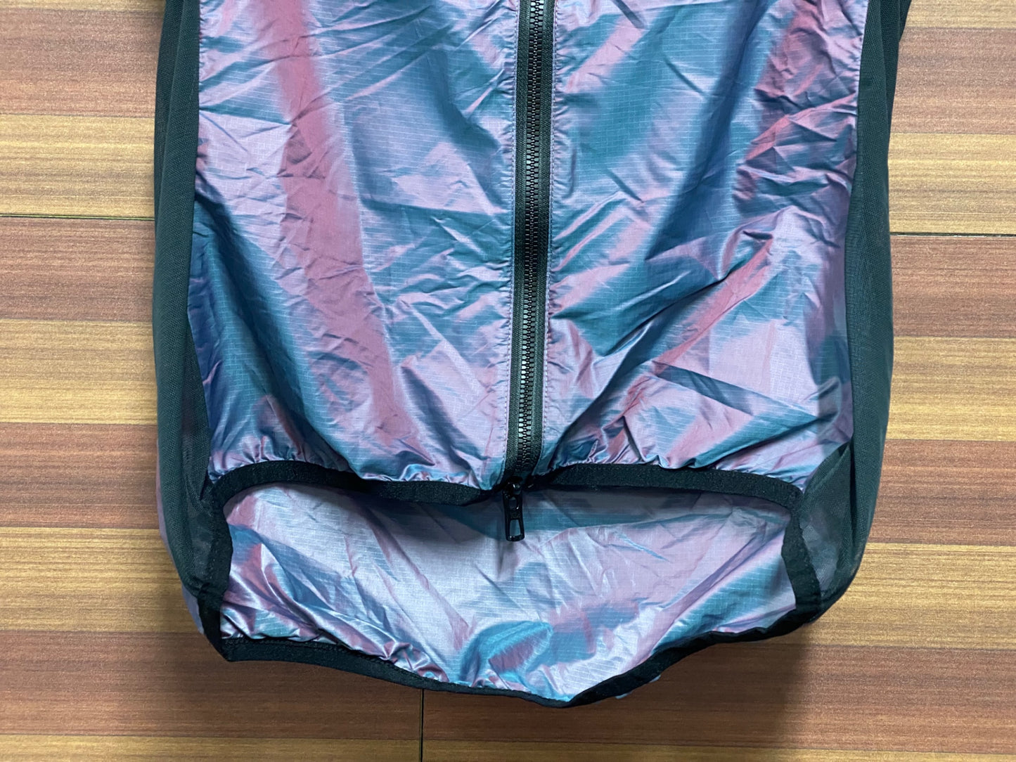 IU213 ユニバーサルカラーズ Universal Colours サイクルベスト ジレ Iridencent Green/Red M