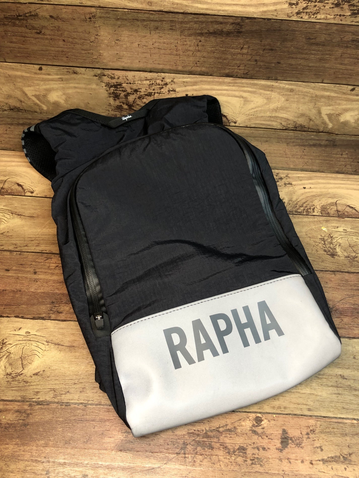 IO470 ラファ Rapha PRO TEAM LIGHTWEIGHT BACKPACK リュック バックパック 黒 ※左側チャックやや不具合