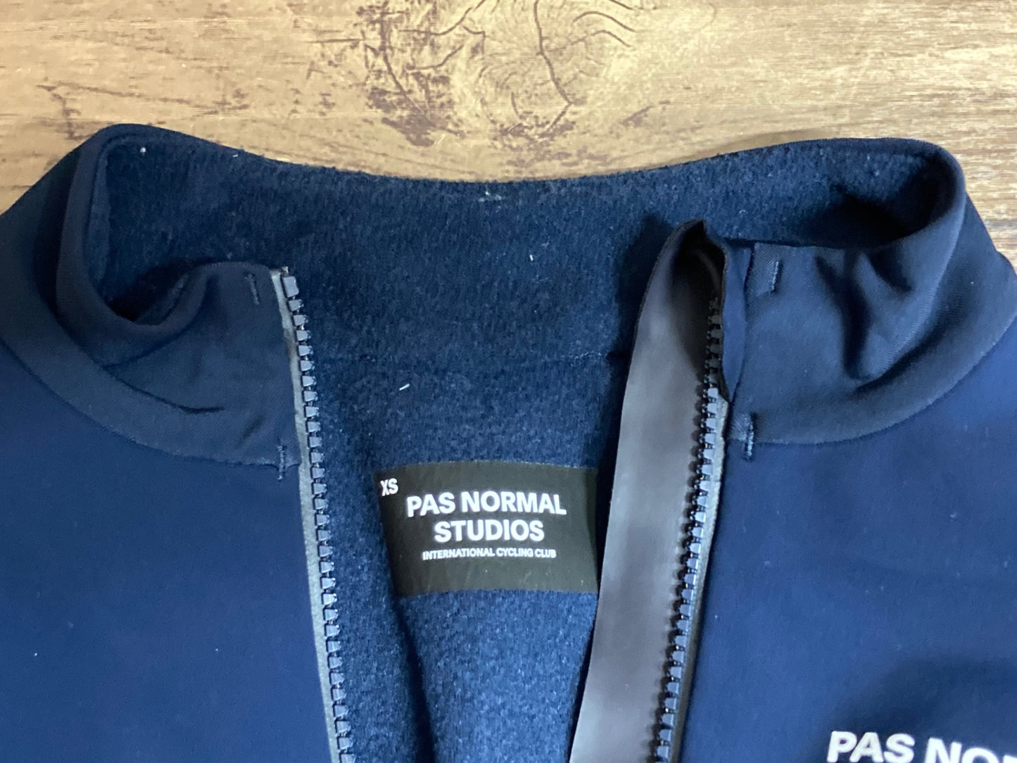 HS768 パスノーマルスタジオ Pas Normal Studios CONTROL HEAVY JERSEY/Navy XS ※襟元毛玉