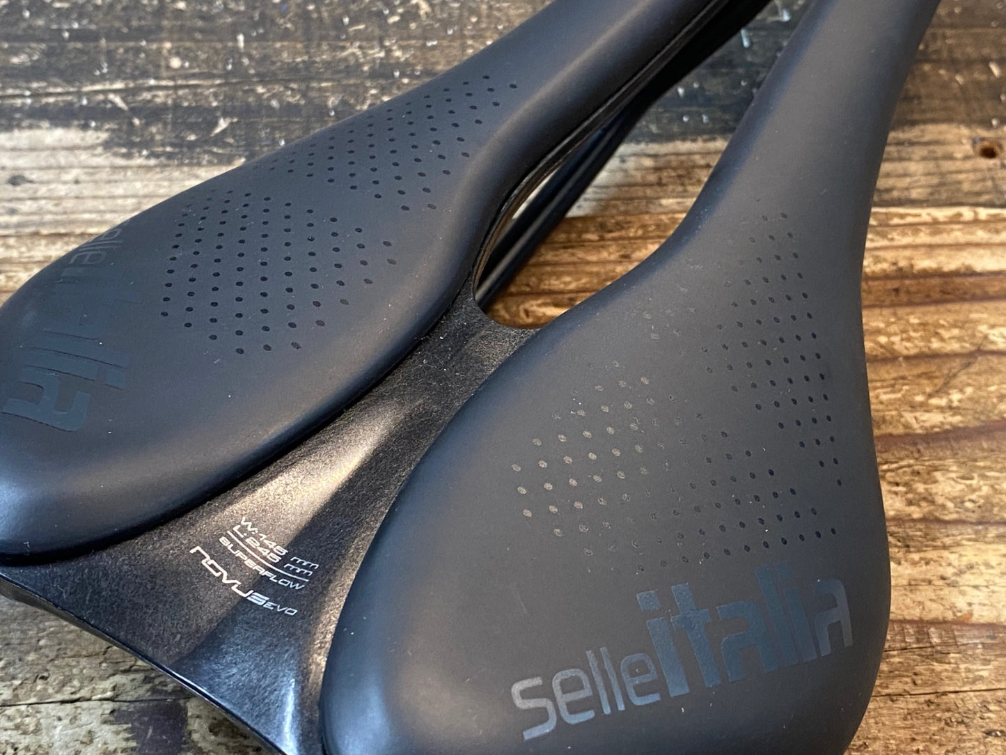 IV355 セライタリア selle Italia NOVUS BOOST EVO サドル MANGNESEレール 145mm
