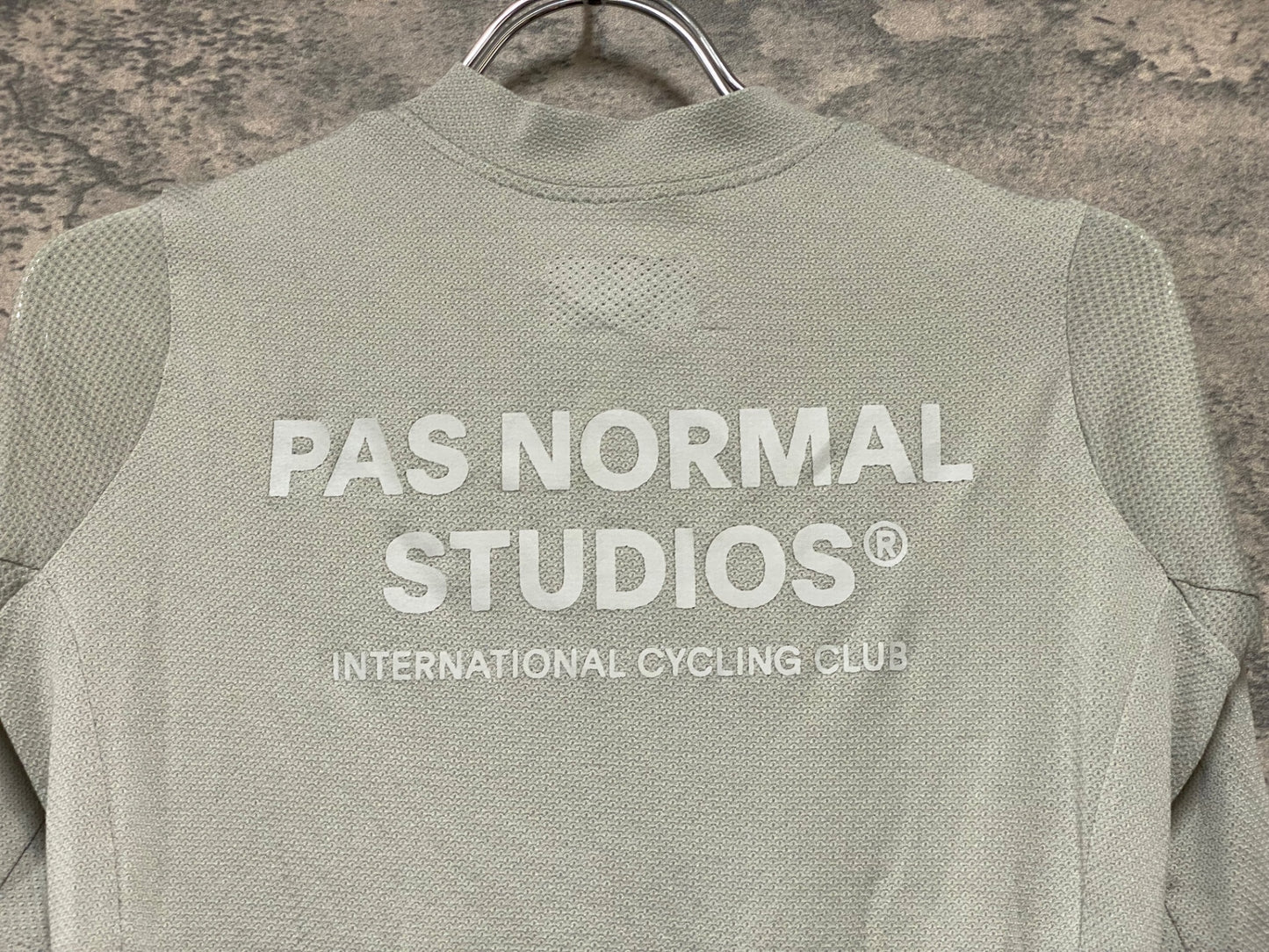 JC430 パスノーマルスタジオ Pas Normal Studios | Men's Solitude Mesh Jersey 半袖 サイクルジャージ ライトグレー XS