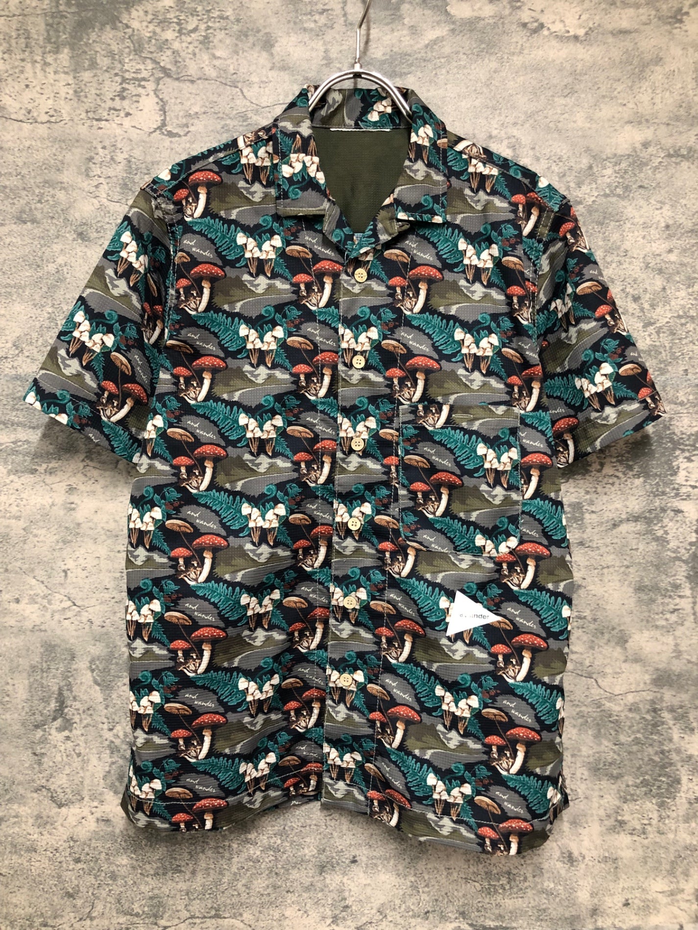 IY018 アンドワンダー and wander 半袖 ドライ アロハシャツ グレー 緑 総柄 S-M相当