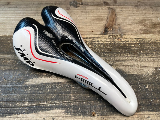 IX032 SELLE SMP ヘル HELL サドル INOX TUBE 132mm 白/黒 後ろロゴ剥離あり