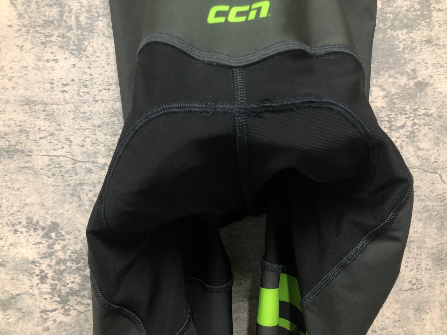 IW574 CCN デヴェル DEVEL ビブタイツ 黒黄緑 L