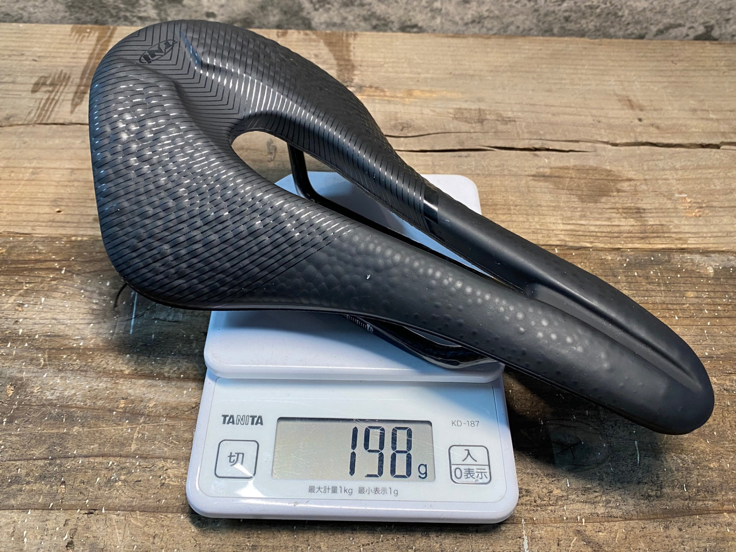 IR118 TNI ETPU サドル カーボンレール 黒