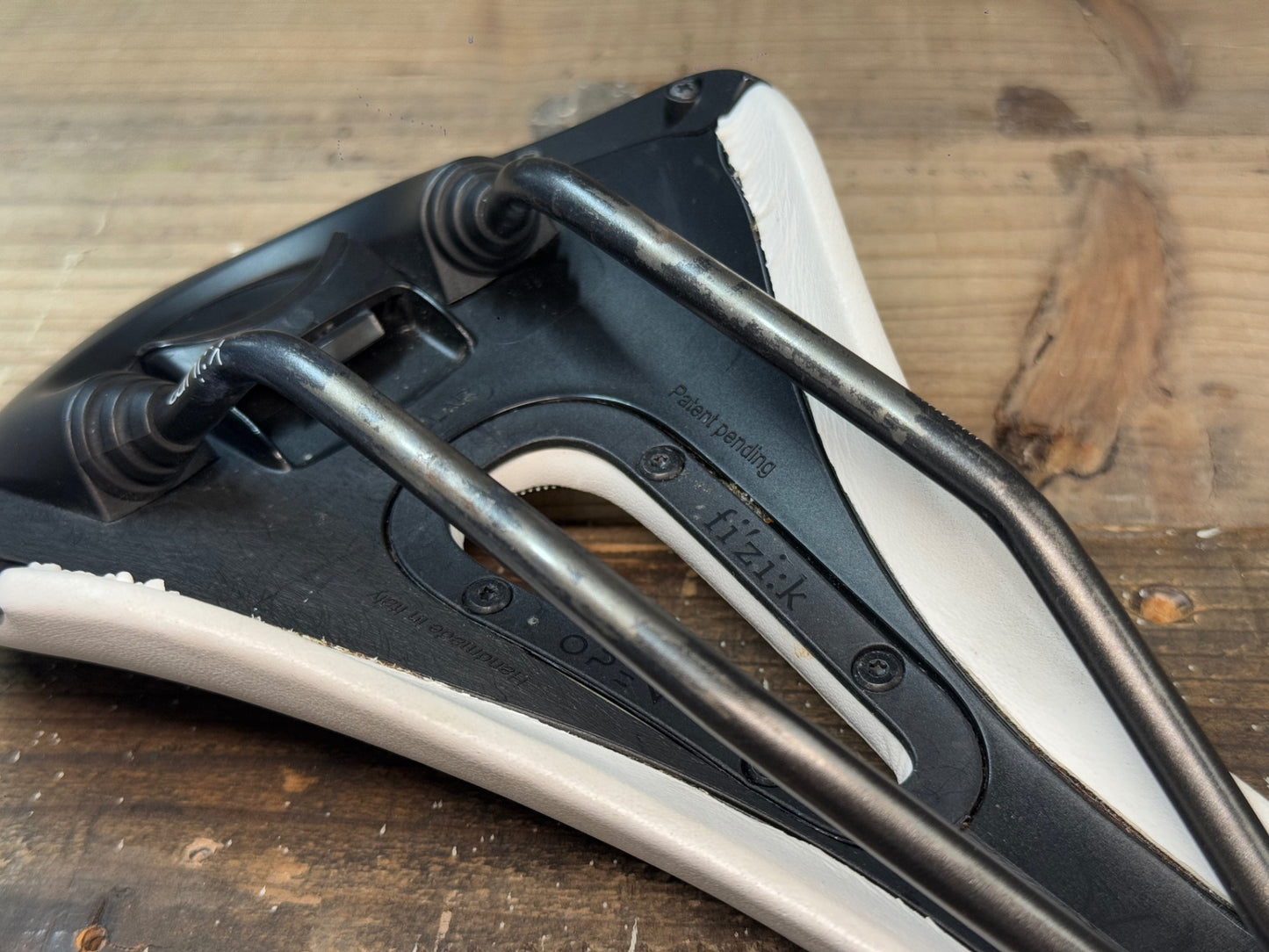 IK775 フィジーク fizik ALIANTE R3 REGULAR kiumレール サドル 白