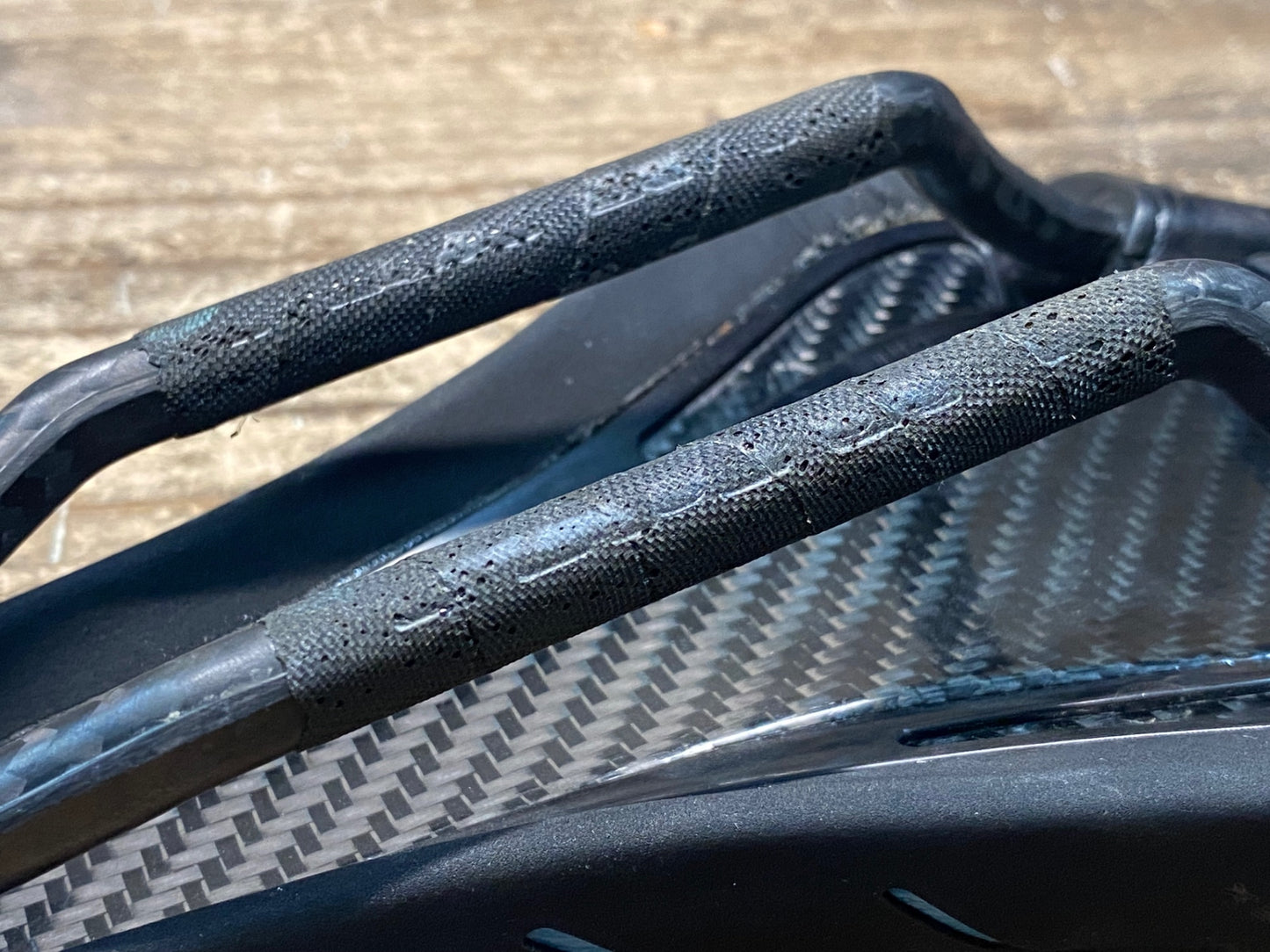 IW564 フィジーク fizik アリオネ ARIONE R1 REGULAR サドル BRAIDED カーボンレール