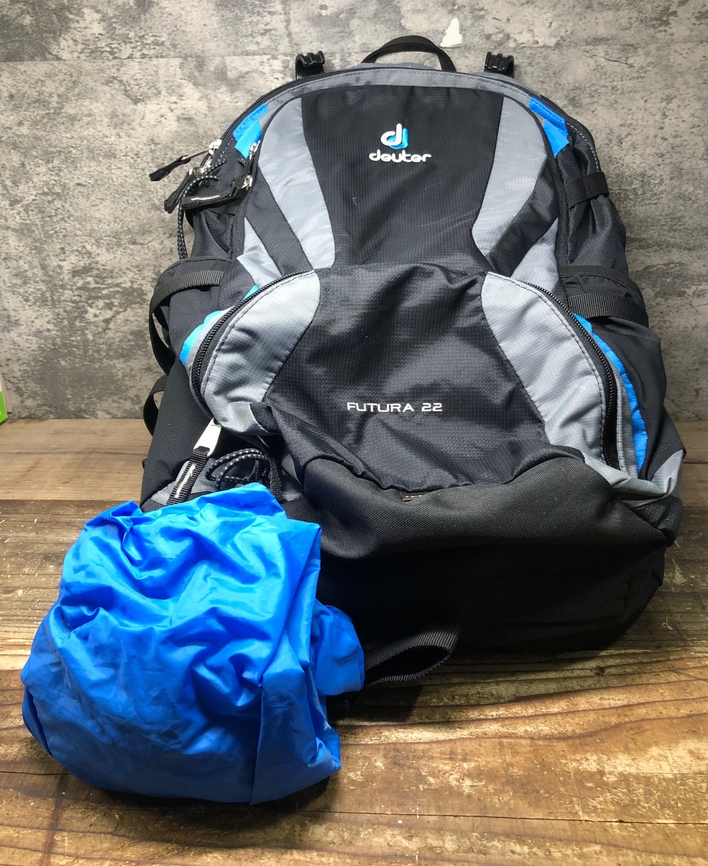 IW797 ドイター deuter フューチュラ FUTURA 22 リュック バックパック 黒 グレー