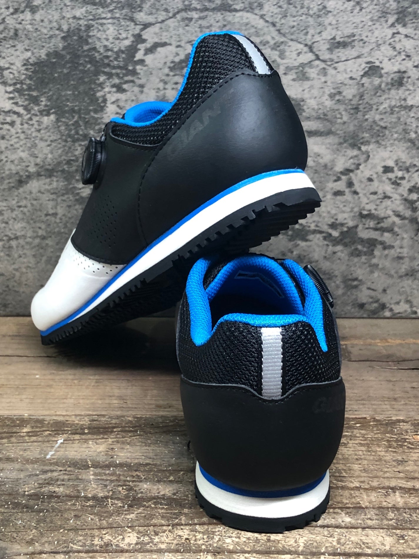 IV980 ジャイアント GIANT PRIME 2018 フラットシューズ 白黒 EU44