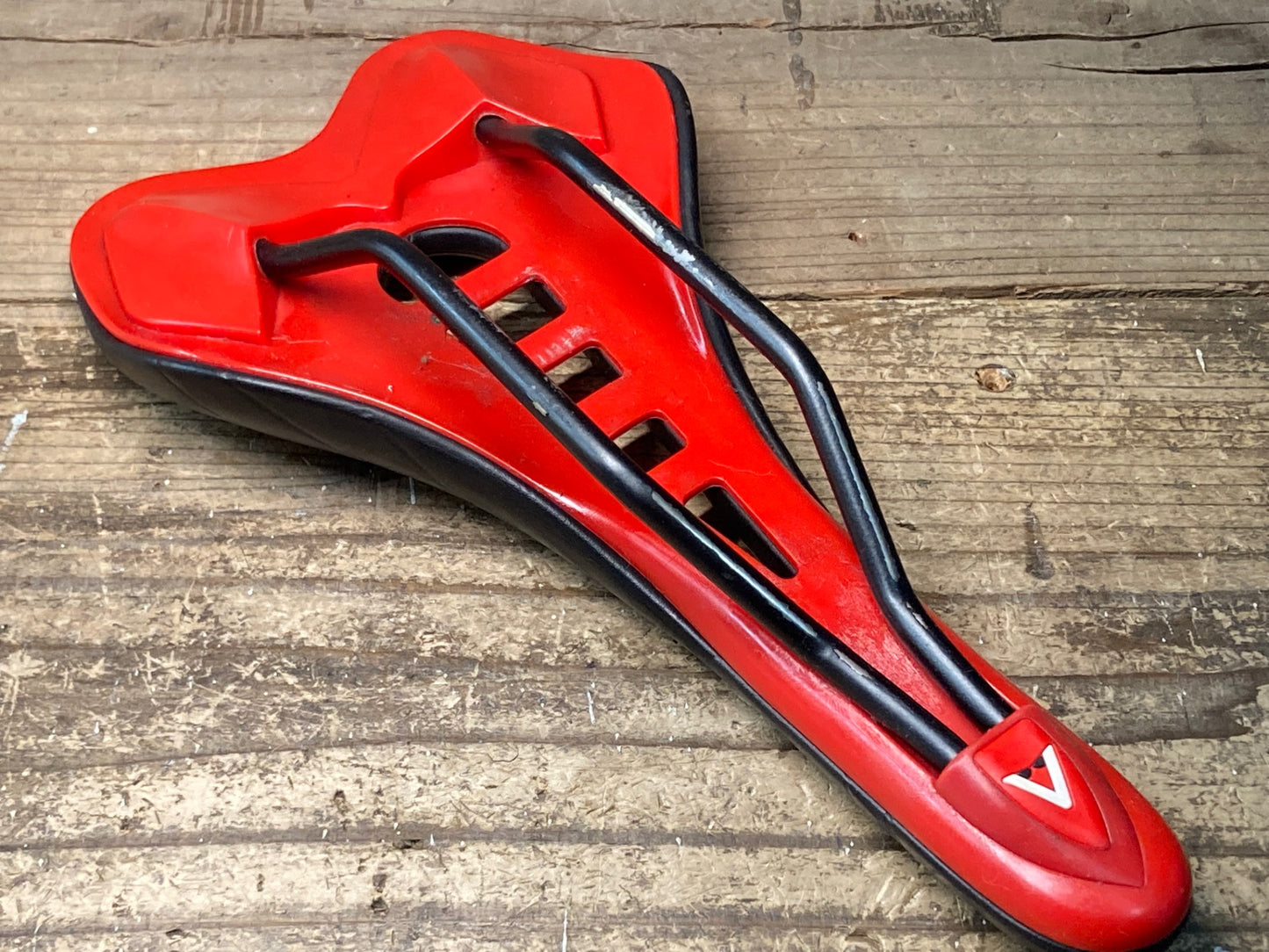 IY963 アスチュート ASTVTE SKY3.0 サドル 黒 TITANVレール